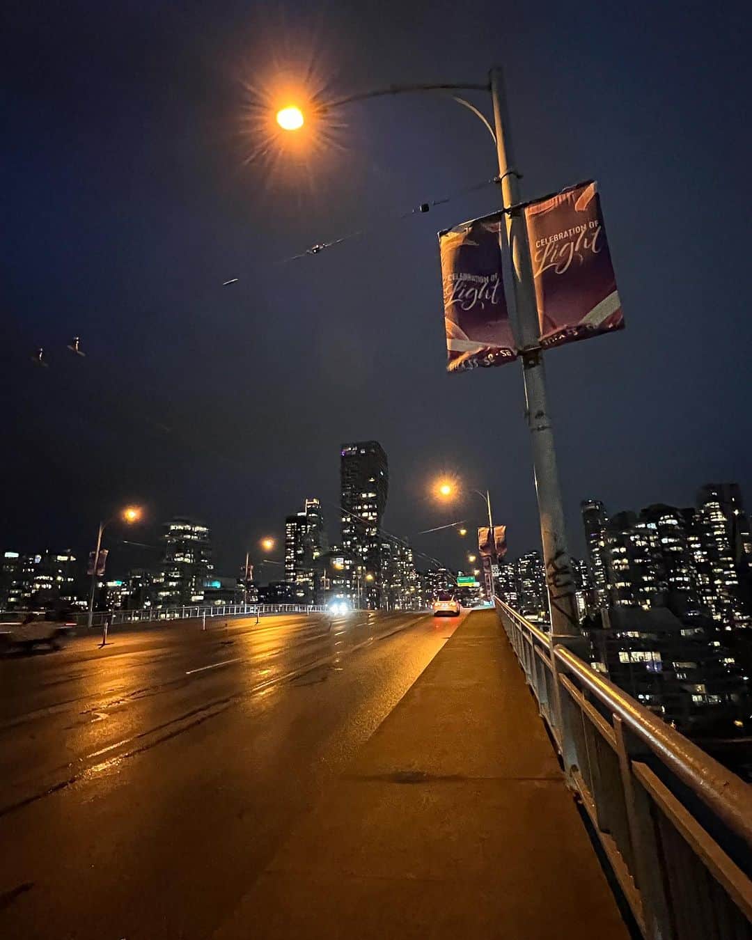 KENZO さんのインスタグラム写真 - (KENZO Instagram)「Night  walk. Vancouver,Canada🇨🇦  歩くそしてカフェタイム。  #canada  #vancouver #granvilleisland  #trumptower  #カナダ  #バンクーバー」10月27日 18時08分 - dapump.kenzo