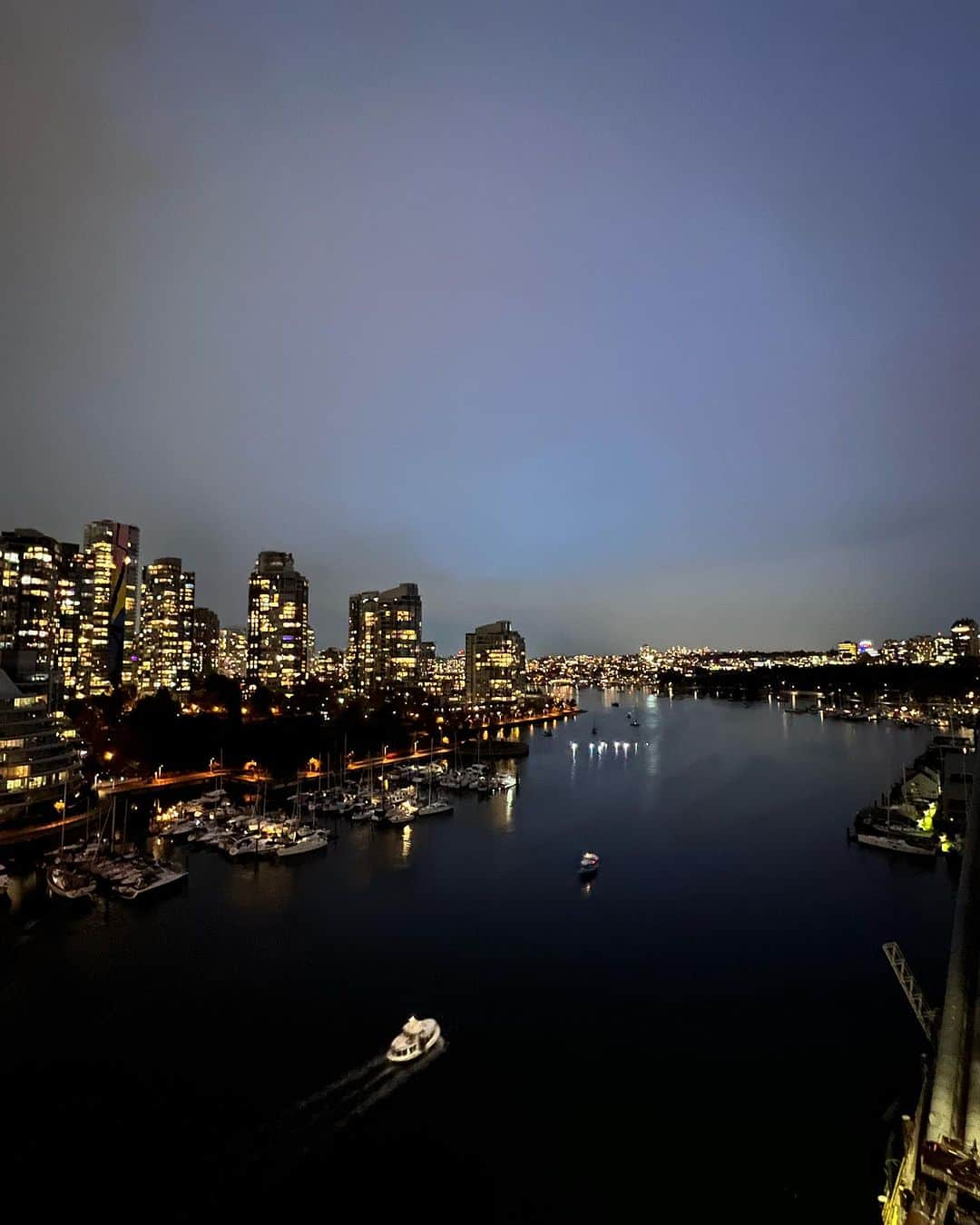 KENZO さんのインスタグラム写真 - (KENZO Instagram)「Night  walk. Vancouver,Canada🇨🇦  歩くそしてカフェタイム。  #canada  #vancouver #granvilleisland  #trumptower  #カナダ  #バンクーバー」10月27日 18時08分 - dapump.kenzo