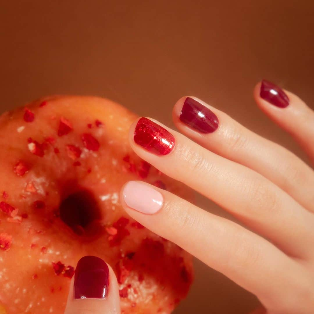 NAILS INCさんのインスタグラム写真 - (NAILS INCInstagram)「HOLIDAY 2023🧁  ホリデーシーズンを祝うために作るお菓子のような色めきを指先に宿して。  ミディアムサイズのネイルカラーをハウス型パッケージに詰め込んだトリオキット。  保湿効果の高いスーパーフード・ケールを配合し、健やかな爪へと導くフレンドリー処方。  Wisk Taker ミルクを混ぜたようにまろやかでクリーミーな色めきのホイップピンク  You Bake Be Happy 光の粒がじんわりと濃密に煌めく甘酸っぱいコンフィチュールレッド  Batch Me In Heaven 深く熟成された色めきに魅せられクラシックに彩るディーププラム  ◾︎ホームベイクド ネイルポリッシュ トリオ キット 10ml×3 色　4,180 円（税込） ※数量限定 / 無くなり次第販売終了。  〈 2023年11月1日(水)発売 〉 オンラインショップ(10:00～)、直営店舗 発売開始  #nailsinc #ネイルズインク #nailsincholiday2023 #homebakedtrio #ホリデーコレクション  #ホームベイクドトリオ」10月27日 18時08分 - nailsinc.jp