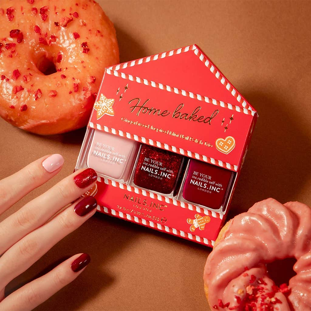 NAILS INCのインスタグラム：「HOLIDAY 2023🧁  ホリデーシーズンを祝うために作るお菓子のような色めきを指先に宿して。  ミディアムサイズのネイルカラーをハウス型パッケージに詰め込んだトリオキット。  保湿効果の高いスーパーフード・ケールを配合し、健やかな爪へと導くフレンドリー処方。  Wisk Taker ミルクを混ぜたようにまろやかでクリーミーな色めきのホイップピンク  You Bake Be Happy 光の粒がじんわりと濃密に煌めく甘酸っぱいコンフィチュールレッド  Batch Me In Heaven 深く熟成された色めきに魅せられクラシックに彩るディーププラム  ◾︎ホームベイクド ネイルポリッシュ トリオ キット 10ml×3 色　4,180 円（税込） ※数量限定 / 無くなり次第販売終了。  〈 2023年11月1日(水)発売 〉 オンラインショップ(10:00～)、直営店舗 発売開始  #nailsinc #ネイルズインク #nailsincholiday2023 #homebakedtrio #ホリデーコレクション  #ホームベイクドトリオ」