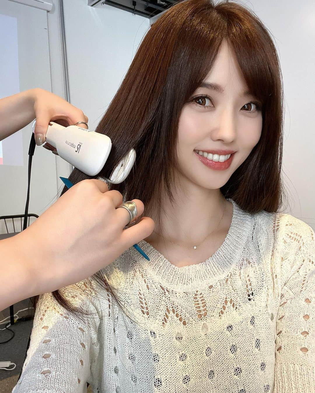 垰智子さんのインスタグラム写真 - (垰智子Instagram)「先日、新発売される @vs_hairiron_official のヘアアイロンを 体験させてもらったんだけど、ほんっとびっくりするくらいに サラサラストレートになって驚き✨😳 . アイロンで髪の毛をまとめようとしても 乾燥や傷みでなかなかサロン帰りのようなサラサラのツヤ髪に するのって何気に難しいんだけど、ほんとにすごかった🩷 . とにかくスチームの量がすごくて、あっという間にツヤツヤの ストレートに✨ . 毛先だけ内巻きにしてストレートワンカールも簡単にできるし、 とっても便利で本当によかったから、髪の毛まとまらなーいって 人には本当1度使ってみてほしい🥺✨ . そして、私も美容家電いろいろ試してるけど、 久々に本当にほしーと思った🤭💕 . . . #ヴィダルサスーン #ヘアアイロン #スチームストレートアイロン  #コテ #haircare #hairarrenge #vidalsassoon #hairiron」10月27日 18時17分 - taotao_tomo