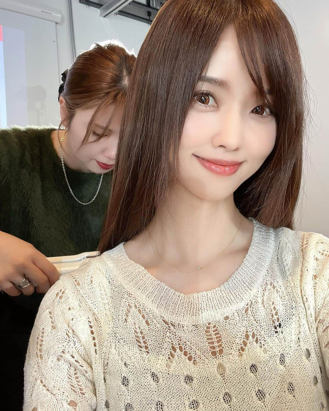 垰智子さんのインスタグラム写真 - (垰智子Instagram)「先日、新発売される @vs_hairiron_official のヘアアイロンを 体験させてもらったんだけど、ほんっとびっくりするくらいに サラサラストレートになって驚き✨😳 . アイロンで髪の毛をまとめようとしても 乾燥や傷みでなかなかサロン帰りのようなサラサラのツヤ髪に するのって何気に難しいんだけど、ほんとにすごかった🩷 . とにかくスチームの量がすごくて、あっという間にツヤツヤの ストレートに✨ . 毛先だけ内巻きにしてストレートワンカールも簡単にできるし、 とっても便利で本当によかったから、髪の毛まとまらなーいって 人には本当1度使ってみてほしい🥺✨ . そして、私も美容家電いろいろ試してるけど、 久々に本当にほしーと思った🤭💕 . . . #ヴィダルサスーン #ヘアアイロン #スチームストレートアイロン  #コテ #haircare #hairarrenge #vidalsassoon #hairiron」10月27日 18時17分 - taotao_tomo