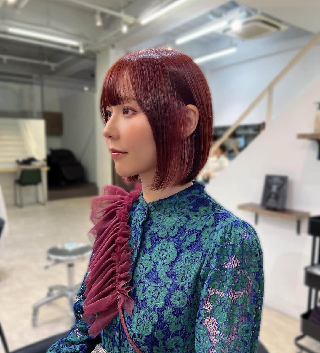 のインスタグラム：「最強可愛い髪になってしまった🥹🥹🥹💜💜💜💜 ぱっつんぱつんのボブが良いって言ったらめちゃくちゃ理想通りの真っ直ぐラインのボブになった🥹🥹🥹💓💓💓💓後頭部のこの美しすぎるラインを見て欲しい…天才すぎます🥹 新たにインナーカラー入れてかわちくなった🫶 ありがとうございます☺️☺️  #hair #ボブ #パッツンボブ #紫髪 #purplehair」
