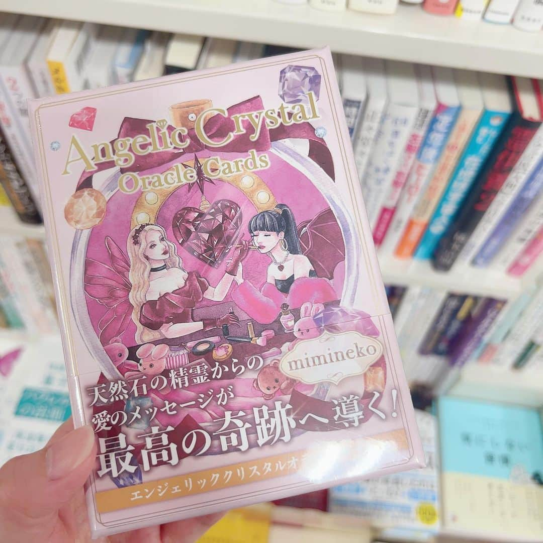 miminekoさんのインスタグラム写真 - (miminekoInstagram)「「Angelic Crystal Oracle Cards」 書店での販売もスタートしましたので、さっそく紀伊國屋書店様を訪れました。 ⁡ 新宿店では3階のK13スピリチュアルコーナーに積まれていました！ ⁡ 渋谷店は西武渋谷店の7階、E02スピリチュアルコーナーにありました。 こちらでは禅と密教の本に挟まれていて、なんだか味わい深い光景…✨（笑） ⁡ コメントでも、本屋さんでカードをご注文して下さった方からのメッセージをいただきました! 本当に嬉しいです。ありがとうございます❤️ ⁡ 全国の本屋さんに並ぶのはこれからだと思います。 ぜひお近くの本屋さんをチェックして下さいね。 ⁡ ⁡ 💎パワーストーンオラクルカード 「Angelic Crystal Oracle Cards」 ANGELICAサイト、Amazon、全国の書店で好評発売中🩵  ⁡ ⁡ #オラクル #タロット #oracle #tarot #カードリーディング #占い #パワーストーン」10月27日 18時18分 - mimineko_neko