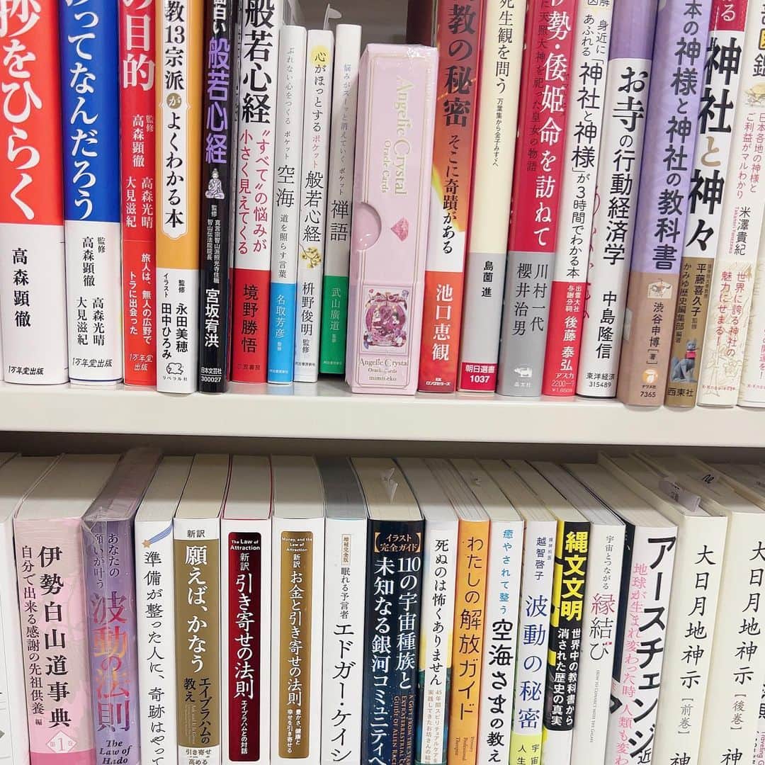 miminekoさんのインスタグラム写真 - (miminekoInstagram)「「Angelic Crystal Oracle Cards」 書店での販売もスタートしましたので、さっそく紀伊國屋書店様を訪れました。 ⁡ 新宿店では3階のK13スピリチュアルコーナーに積まれていました！ ⁡ 渋谷店は西武渋谷店の7階、E02スピリチュアルコーナーにありました。 こちらでは禅と密教の本に挟まれていて、なんだか味わい深い光景…✨（笑） ⁡ コメントでも、本屋さんでカードをご注文して下さった方からのメッセージをいただきました! 本当に嬉しいです。ありがとうございます❤️ ⁡ 全国の本屋さんに並ぶのはこれからだと思います。 ぜひお近くの本屋さんをチェックして下さいね。 ⁡ ⁡ 💎パワーストーンオラクルカード 「Angelic Crystal Oracle Cards」 ANGELICAサイト、Amazon、全国の書店で好評発売中🩵  ⁡ ⁡ #オラクル #タロット #oracle #tarot #カードリーディング #占い #パワーストーン」10月27日 18時18分 - mimineko_neko
