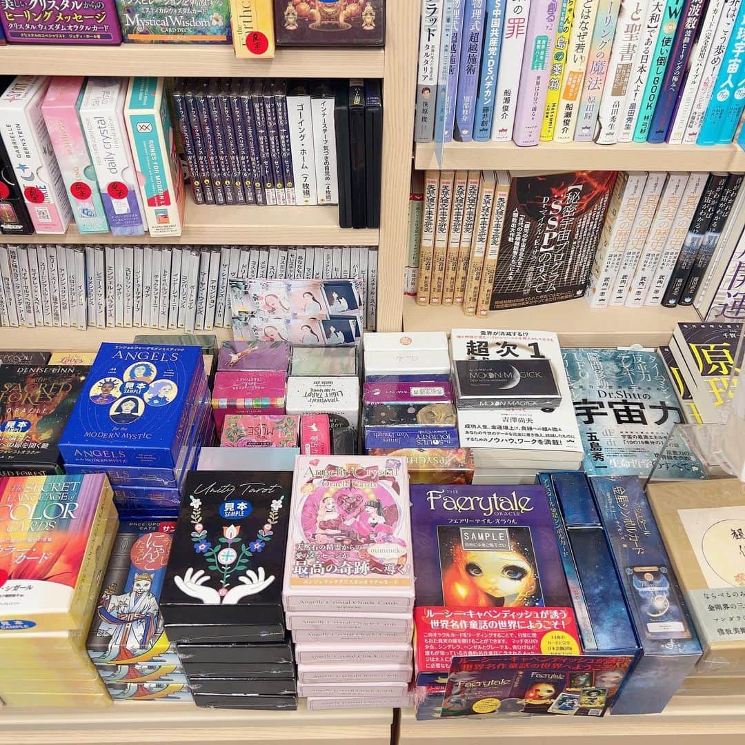 miminekoさんのインスタグラム写真 - (miminekoInstagram)「「Angelic Crystal Oracle Cards」 書店での販売もスタートしましたので、さっそく紀伊國屋書店様を訪れました。 ⁡ 新宿店では3階のK13スピリチュアルコーナーに積まれていました！ ⁡ 渋谷店は西武渋谷店の7階、E02スピリチュアルコーナーにありました。 こちらでは禅と密教の本に挟まれていて、なんだか味わい深い光景…✨（笑） ⁡ コメントでも、本屋さんでカードをご注文して下さった方からのメッセージをいただきました! 本当に嬉しいです。ありがとうございます❤️ ⁡ 全国の本屋さんに並ぶのはこれからだと思います。 ぜひお近くの本屋さんをチェックして下さいね。 ⁡ ⁡ 💎パワーストーンオラクルカード 「Angelic Crystal Oracle Cards」 ANGELICAサイト、Amazon、全国の書店で好評発売中🩵  ⁡ ⁡ #オラクル #タロット #oracle #tarot #カードリーディング #占い #パワーストーン」10月27日 18時18分 - mimineko_neko