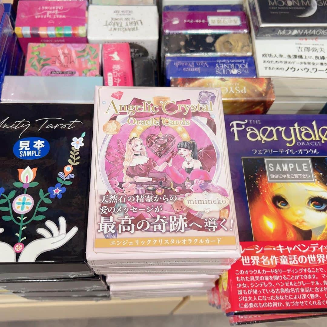 miminekoさんのインスタグラム写真 - (miminekoInstagram)「「Angelic Crystal Oracle Cards」 書店での販売もスタートしましたので、さっそく紀伊國屋書店様を訪れました。 ⁡ 新宿店では3階のK13スピリチュアルコーナーに積まれていました！ ⁡ 渋谷店は西武渋谷店の7階、E02スピリチュアルコーナーにありました。 こちらでは禅と密教の本に挟まれていて、なんだか味わい深い光景…✨（笑） ⁡ コメントでも、本屋さんでカードをご注文して下さった方からのメッセージをいただきました! 本当に嬉しいです。ありがとうございます❤️ ⁡ 全国の本屋さんに並ぶのはこれからだと思います。 ぜひお近くの本屋さんをチェックして下さいね。 ⁡ ⁡ 💎パワーストーンオラクルカード 「Angelic Crystal Oracle Cards」 ANGELICAサイト、Amazon、全国の書店で好評発売中🩵  ⁡ ⁡ #オラクル #タロット #oracle #tarot #カードリーディング #占い #パワーストーン」10月27日 18時18分 - mimineko_neko