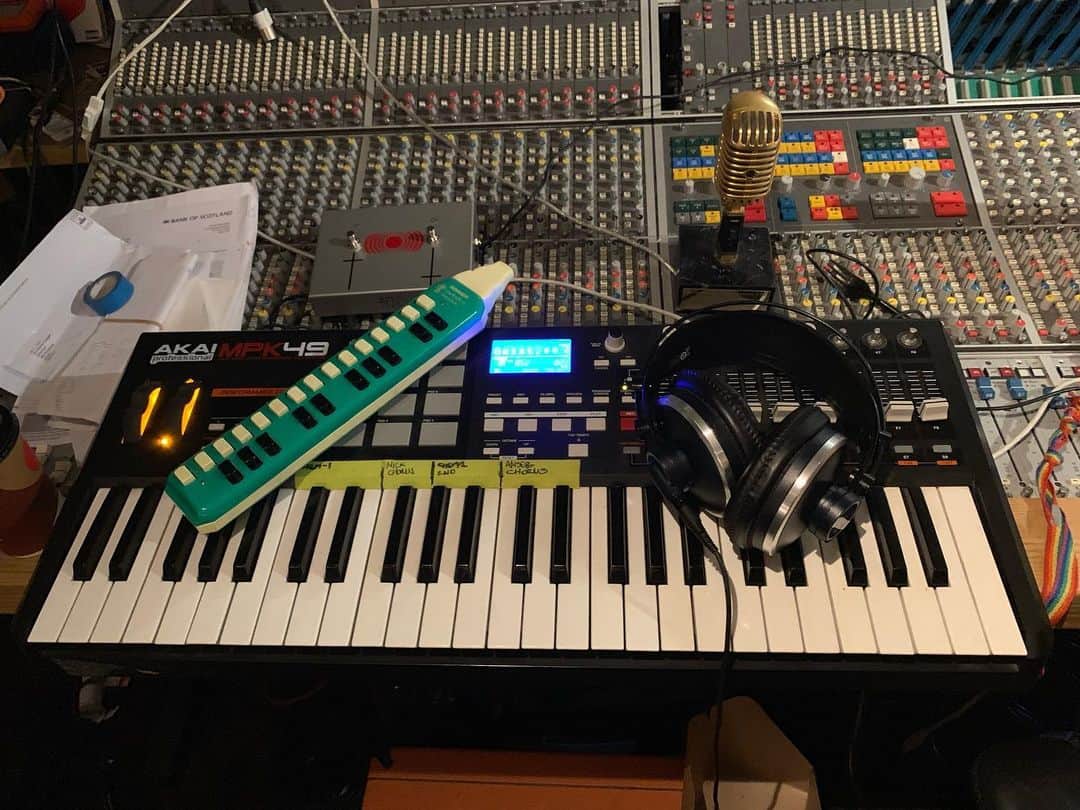 ジム・スタージェスのインスタグラム：「Curious music at the Toy Rooms with @toydrum ⚡️」