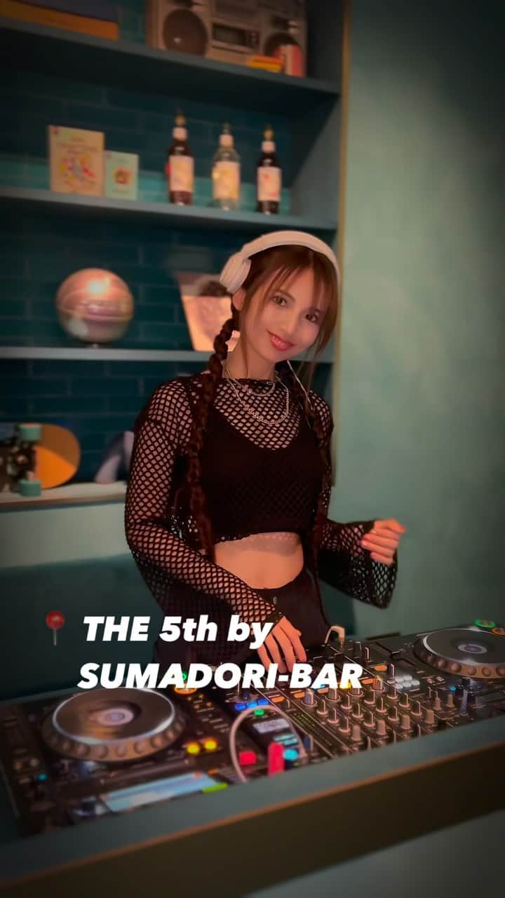 DJ Cellyのインスタグラム：「渋谷センター街に新しくオープンしたノンアルコールバー🍸THE 5th by SUMADORI-BARでDJでした✌🏻  渋谷ってこんな場所だったっけ🥹？渋谷にいる事を忘れてしまうチル空間。テラスもあってお洒落で本当に素敵なバーです☺️ノンアルコールバーだけど、ちゃんと生ビールやアルコール入りのカクテルもあるよ🍸  #the5thbysumadoribar #渋谷 #ノンアルコール #渋谷センター街 #dj #djing #dj動画」