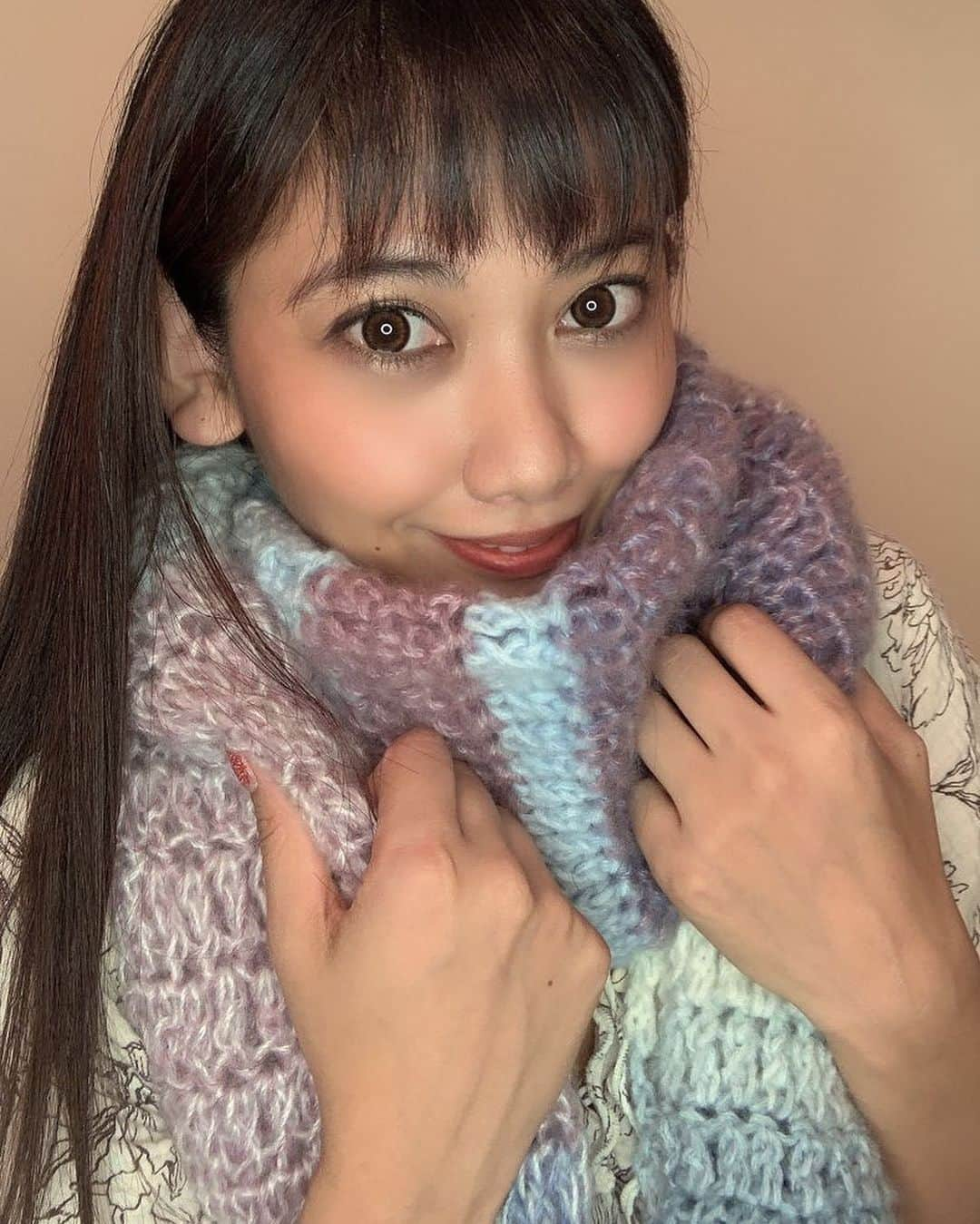 叶ここのインスタグラム：「マフラー編み終えておりました🧣🧶✨  可愛いくできてめちゃくちゃ嬉しい💓✨ふわっふわ💓  なんも考えず好きな色の毛糸かったけどなんとかなった！！  今はセーターの前身ごろを編み終えて後ろ身ごろを編み始めたところ💓  人生初セーター作り✨ マフラー見てお分かりの通り計画性なく気分で編んでるのでどう着地するかな😂笑  100均の毛糸で編んだので、500-800円ぐらいでできたよ〜！！  #マフラー #手編み  #手編みマフラー  #かぎあみ」