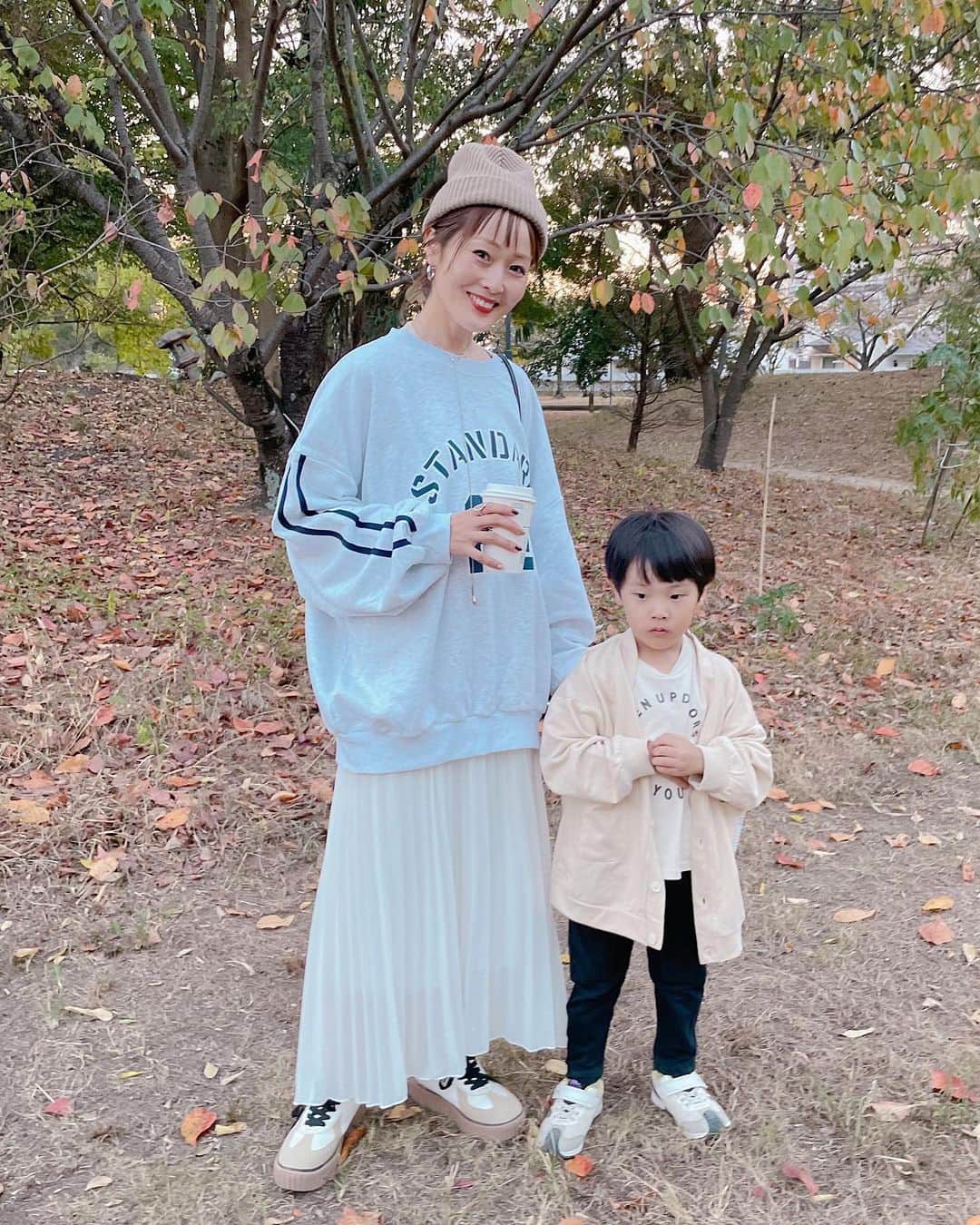 Kikuno Sayumiのインスタグラム：「家族で公園へ🛝 あらとパチリ📸 ・ 寒くなってきて本格的に長袖の出番♡ 私のトップスとスパンコールバッグ、あらのカーデは @select.shop.jbg のだよ😍 ・ 私のスウェットはサイドのラインがカジュアル可愛い！ かなりのビッグサイズで旦那も着られそう👍 スパンコールバッグもショルダータイプは持ってなくてゲット😄めちゃくちゃ可愛い！ ・ あらのカーデはサイドのタグのデザインがポイント🏷️ 100センチくらいの身長で120を着てるよ💡 ・ ・ #公園コーデ#秋コーデ#ママコーデ #プチプラコーデ」