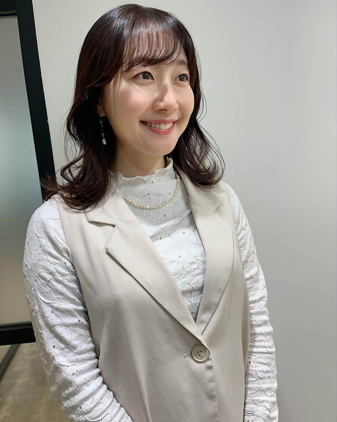 のインスタグラム：「. 今回の、ちょこっとイメチェンを ストーリーズにあげたら 想像以上に反応があってうれしい🥺♡ Instagramを遡って髪型を決めることもあるので、 記録のため投稿しておきます✂︎ 顔周りをすっきりさせてくれたのと、 ちょっと赤みっぽいヘアカラーがお気に入り🦦  カット＆カラーは　@s.takumi0219 さん。 "こんな感じかなぁ？"と延々と悩む 佐竹のぼんやりした要望を いつも細かく再現してくれます🙏 もう3年以上お願いしているみたい🫢！  #ヘアカット　#ヘアカラー  #ヘアアレンジ #ヘアスタイル  #アナウンサー　#リポーター」