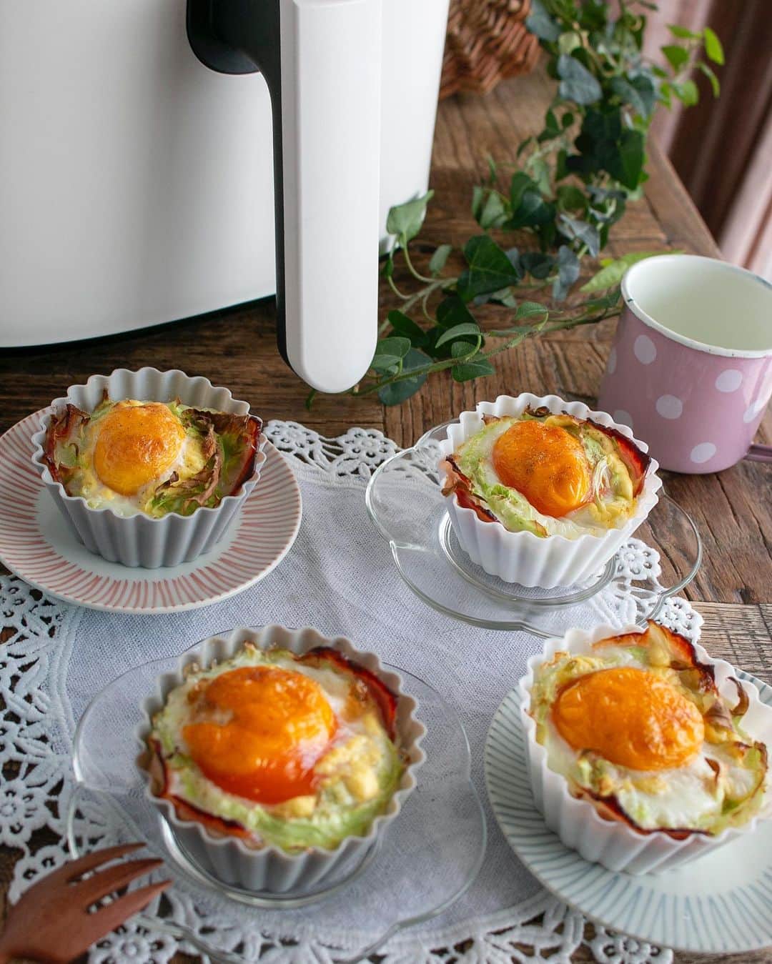 にぎりっ娘。さんのインスタグラム写真 - (にぎりっ娘。Instagram)「\COSORIで簡単おかず♡/ 【キャベツと卵のベーコンココット】  お弁当に入っているとうれしい卵とキャベツのココットです。  卵焼きと違って、ベーコンとキャベツと卵の組み合わせているので食べごたえUP‼  「COSORI PRO LE 4.7L ノンフライヤー」に入れてスイッチオン。 お弁当用は保温機能を使用して余熱でしっかり火を通します。  火も油も使わずに、ベーコンのうま味を吸ったキャベツと卵がマッチしてちょっぴり贅沢な立派なおかずになりますよ。  お弁当用に完全に火を通していますが、すぐ食べる場合は時間を短くして半熟でもOKです。  ------------------------------- \お弁当や朝食に♡/ キャベツと卵のベーコンココット ------------------------------- ＜材料＞4個分 　卵…4個 　キャベツ…50g 　ハーフベーコン(薄切り)…4枚 　味付き塩こしょう…適量 　マヨネーズ…小さじ2程度  ＜作り方＞ ①キャベツをせん切りにしておく。  ②9号のシリコンカップにベーコン(薄切り)を1枚ずつ敷く。  ③1にキャベツを入れて中央を少し窪ませ、味付き塩こしょう適量をふる。  ④マヨネーズを小さじ1/2程度ずつかけ、その上に卵を割り入れる。  ⑤卵にも味付き塩こしょう適量をふる。  ⑥COSORI PRO LE 4.7L ノンフライヤーの予熱機能を選択し、温度を190℃、時間を3分に調節して開始/一時停止を押す。  ⑦バスケットに4を入れ、温度を185℃、時間を8分に調節して開始/一時停止を押す。  ⑧音が鳴ったら保温機能を選択し、温度を75℃、時間を5分に調節して余熱で完全に火を通す。 ※爪楊枝を刺して火が通っているかを確認する。  ---------------------------------------------- 著　書　本 ------------✂----------------✂------------  ＼平日をちょっとだけラクする本／ 「週末１時間で５品　ゆるっと作り置き/扶桑社」 　✨絶賛好評発売中✨ ＼お弁当の悩みを解決する本はこちら／ 「頑張らないお弁当 ～おかずは1品じゃ、ダメですか?～/KADOKAWA」 　✨おかげさまで８刷増刷しました✨  ＼簡単でかわいいお弁当のコツはこちら／ 「はじめての子どもべんとう/GAKKEN」 ※Kindle版のみになりました。  いずれも全国の書店にて、またはAmazon、楽天ブックス、Yahoo!ショッピングで プロフィールのリンクからお買い求め頂けます。  ------------✂----------------✂------------------  #pr＃COSORI #ノンフライヤー #COSORIのある食生活  #卵 #ココット #キャベツ #ベーコン #お弁当 #お弁当副菜 #簡単レシピ #簡単おかず #スワイプレシピ #卵副菜 #副菜 #お弁当おかずレシピ」10月27日 18時12分 - nigiricco