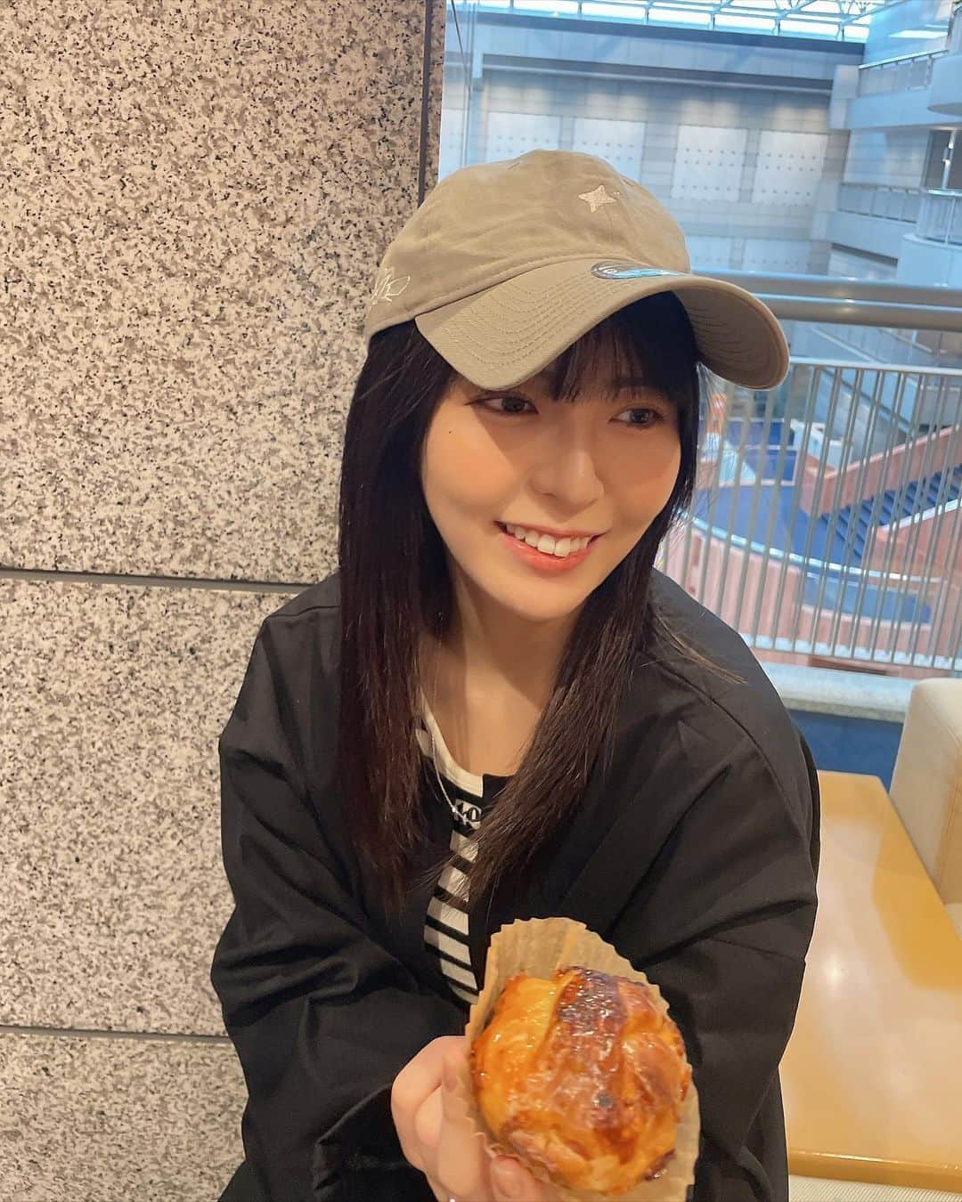 谷口茉妃菜さんのインスタグラム写真 - (谷口茉妃菜Instagram)「・  冬になると聴きたくなります 愛媛に行ったとき葵ちゃんママから差し入れで貰いました... 最近イチ美味しかったアップルパイ🍎どこのだろう  (声・@question_stu48 )  #stu48  #idol  #instalike #instagood  #sakishimatokyo #episode #newera  #heather #lveu #applepie」10月27日 18時12分 - officialmahina__