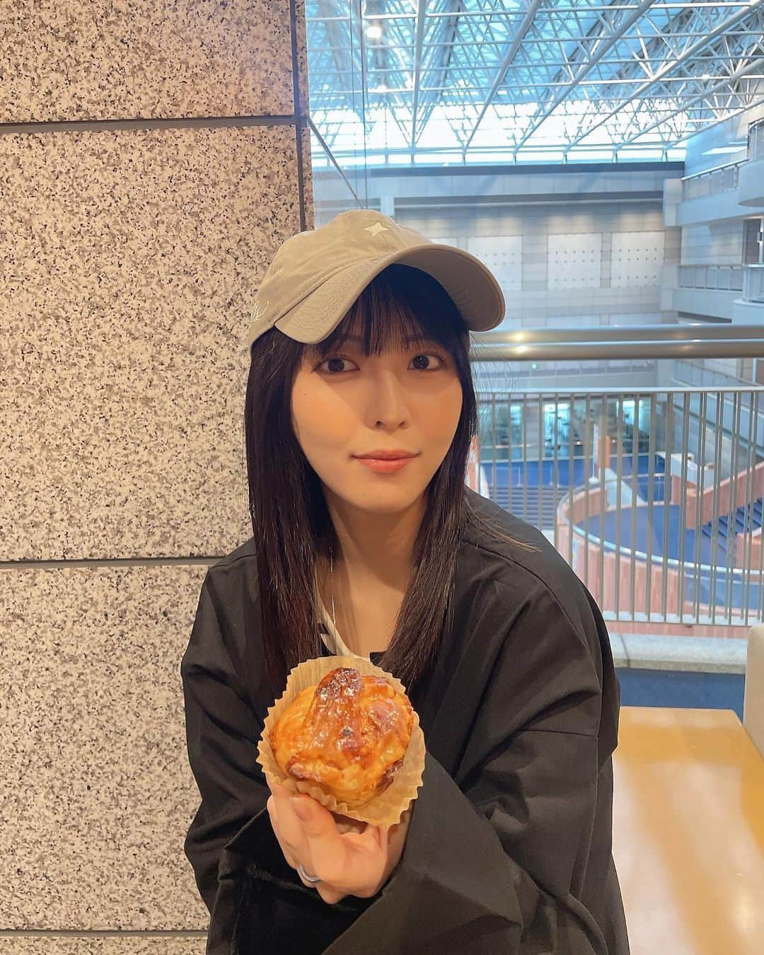 谷口茉妃菜さんのインスタグラム写真 - (谷口茉妃菜Instagram)「・  冬になると聴きたくなります 愛媛に行ったとき葵ちゃんママから差し入れで貰いました... 最近イチ美味しかったアップルパイ🍎どこのだろう  (声・@question_stu48 )  #stu48  #idol  #instalike #instagood  #sakishimatokyo #episode #newera  #heather #lveu #applepie」10月27日 18時12分 - officialmahina__