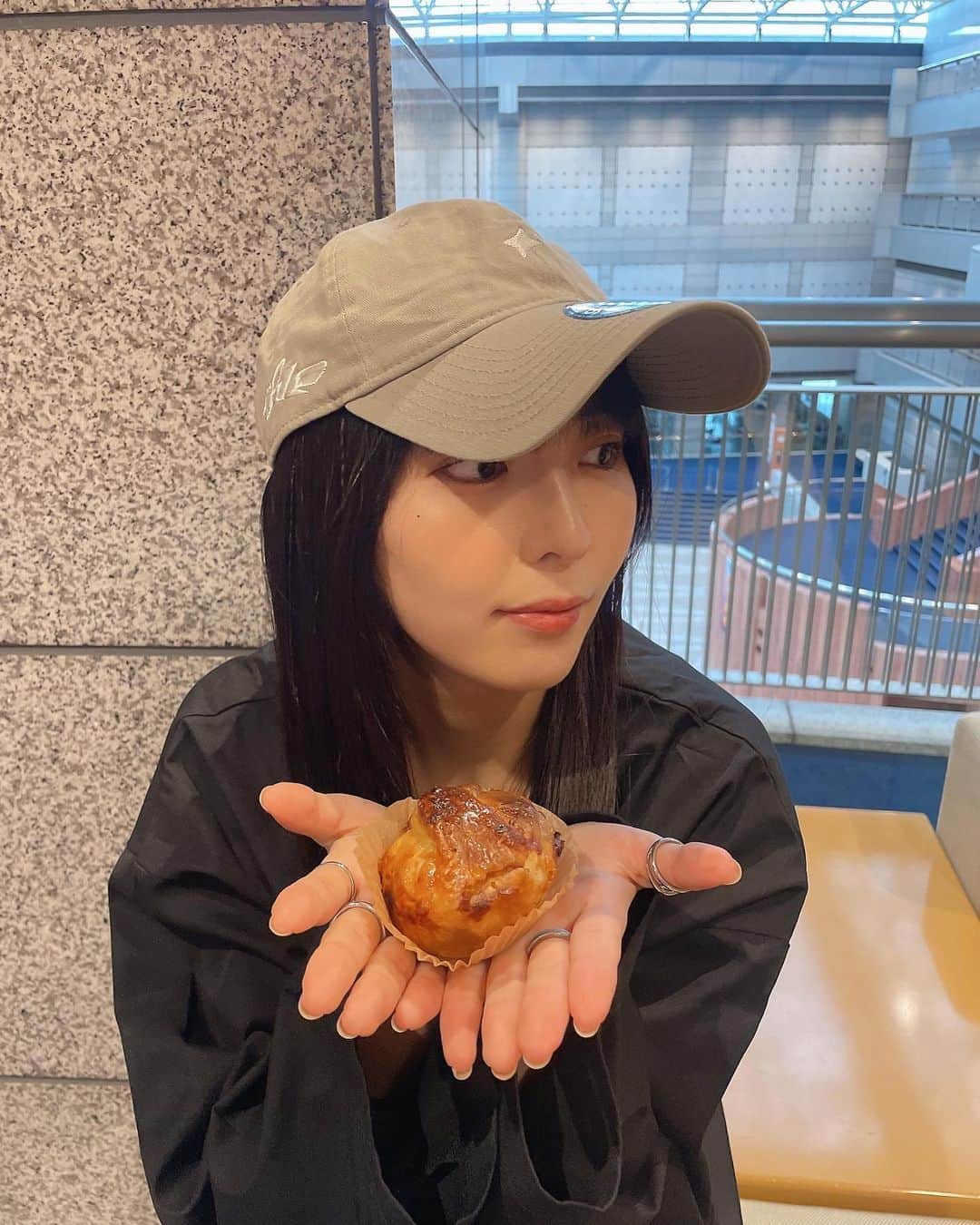 谷口茉妃菜さんのインスタグラム写真 - (谷口茉妃菜Instagram)「・  冬になると聴きたくなります 愛媛に行ったとき葵ちゃんママから差し入れで貰いました... 最近イチ美味しかったアップルパイ🍎どこのだろう  (声・@question_stu48 )  #stu48  #idol  #instalike #instagood  #sakishimatokyo #episode #newera  #heather #lveu #applepie」10月27日 18時12分 - officialmahina__