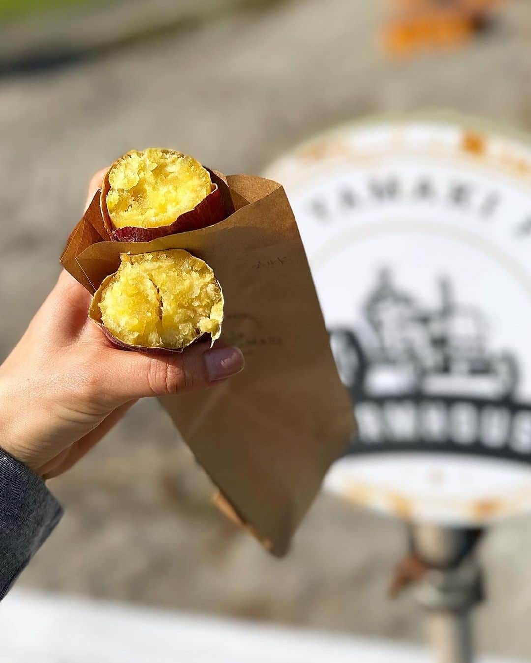 川人未帆さんのインスタグラム写真 - (川人未帆Instagram)「・ 毎日さつまいもを食してる私。 徳島の友達から焼き芋屋さんオープンするらしい、 と聞いて調べて行ってきた🍠❣️ さつまいも農家さんの焼き芋屋さん🍠　@imoyayamaki  何種類かある中から里浦ゴールドというものを。ランチ前だったので小ぶりのものにしてもらいました🥰 ほどよいねっとり感と熟成させた甘みがたまらぬ🤤 冷やし芋トッピングできるソフトクリームもあるみたいなので、また行きたい❤️💖❤️」10月27日 18時13分 - miho0319kawahito