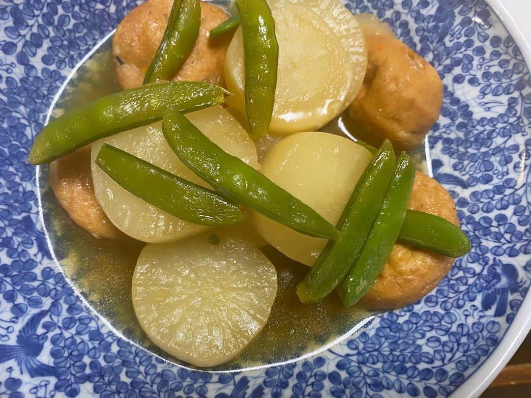小坂明子のインスタグラム：「お大根と銀杏がんもを煮込みましたﾀﾞｲｺﾝ」