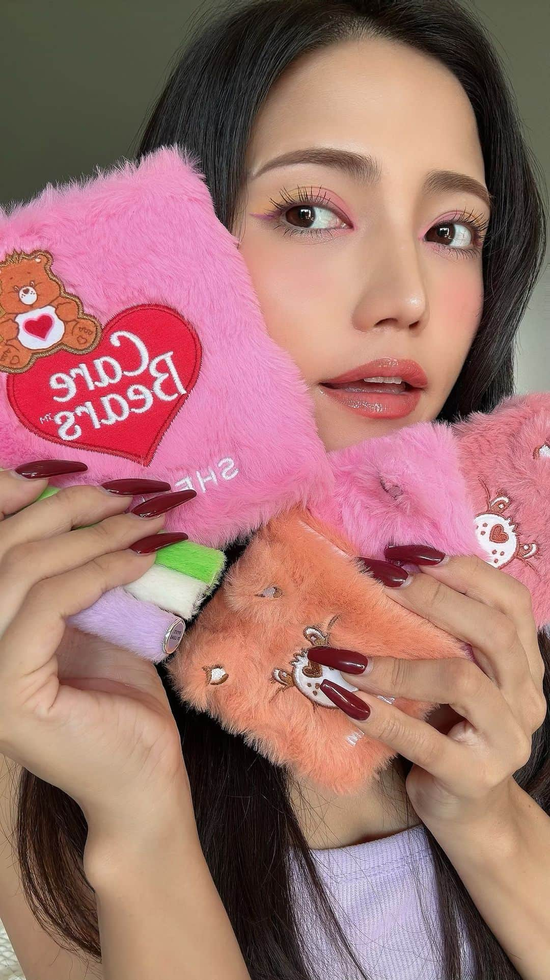 Marika Kajiwaraのインスタグラム：「SHEGLAMのケアベアコラボが 本当に可愛すぎた🧸💛💗💚 ＊ とにかくパケ可愛いし カラーの発色良すぎてびっくり🥺 持ってるだけでもテンション上がるし 使っても可愛いなんてたまらない！！ ＊ ＊ ＊ #SHEGLAM #SHEGLAMcollection #sheglamxcarebears #carebearsmakeup #メイク #メイク動画 #カラーメイク #ケアベア #アイシャドウ #リップ #チーク #プチプラコスメ」