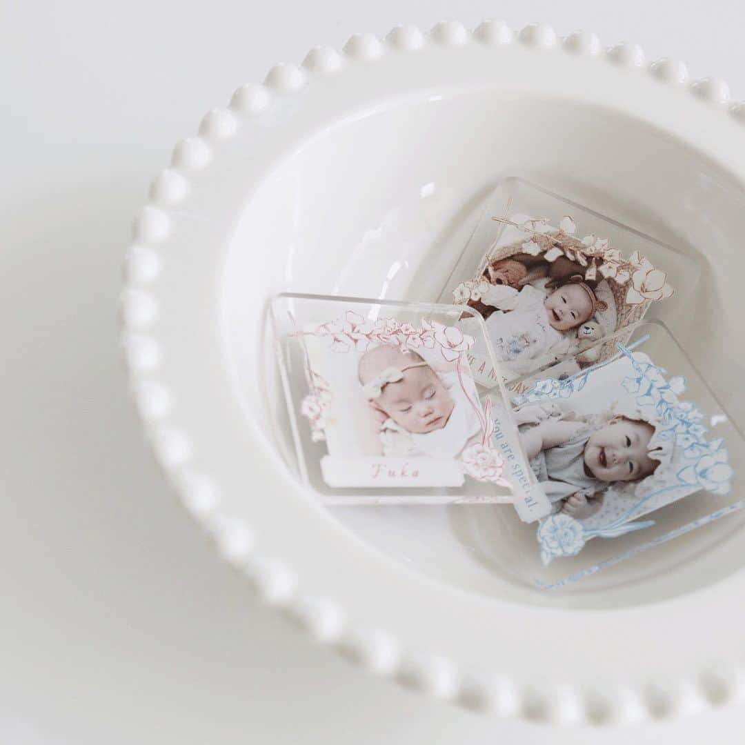 Babyful Storeのインスタグラム：「【好評につき再販開始‼️】ギフトにも自宅にも欲しい♡アクリルマグネット  ぎゅっと正方形に『かわいい』を詰め込んだこちらの商品。 好評につき、今月から再販が開始しております✨  透明感あるマグネットなので主張しすぎず、 かわいさがお部屋に馴染みやすい♪  1個単位での販売なので、 月齢やお誕生日ごとに作って 成長過程を楽しむのもおすすめです👀💭  - - - - - - - - - - - - - - -  今回ご紹介したアイテムはこちら▼ 商品名:アクリルマグネット テンプレートデザイン:snap preserved flower   ▶︎プロフィールのリンクから、商品の詳しい情報をチェックしてみてくだはいね！→ @babyful_official    - - - - - - - - - - - - - - -  \ #ベビフル 投稿募集中！/ ベビフルでは、 #ベビフル をつけてくださった方をストーリーズで紹介しています🌈 ぜひ可愛いお写真や動画に # をつけてご投稿ください✨  #ベビフル #フォトグッズ #名入れギフト #オーダーメイド #プレゼント #ギフト #オリジナルグッズ #写真整理 #おしゃれ雑貨 #デザイン #アクリルマグネット #myベビフル #アクリルグッズ #こどものいる暮らし #思い出 #何気ない瞬間を残したい #愛すべき日常を写真で残そう #暮らし #こどもと暮らす #赤ちゃんのいる生活 #令和ベビー #ベビスタグラム #親バカ部 #育児記録 #子どもの日常をもっと写真に #日々の記録」