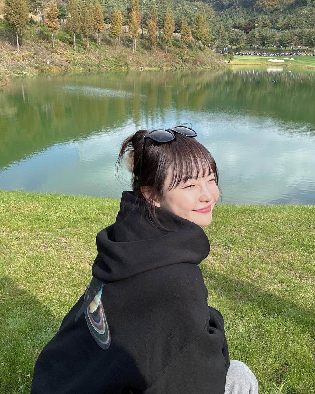 ハ・ウンジンのインスタグラム：「⠀ 새벽에 보는 골프 중계마저 재밌는데 눈앞에서 선수들을 볼 수 있었으니  얼마나 신나고 재밌었겠냐구😎😎😎 ⠀ ⠀ ⠀ ⠀ 요즘 내 교복st 후디는 빽빽이가 보내준 @nowe_official  아니 근데 이거 진짜로 진짜로 핏 너무 예쁘고 난리🖤」