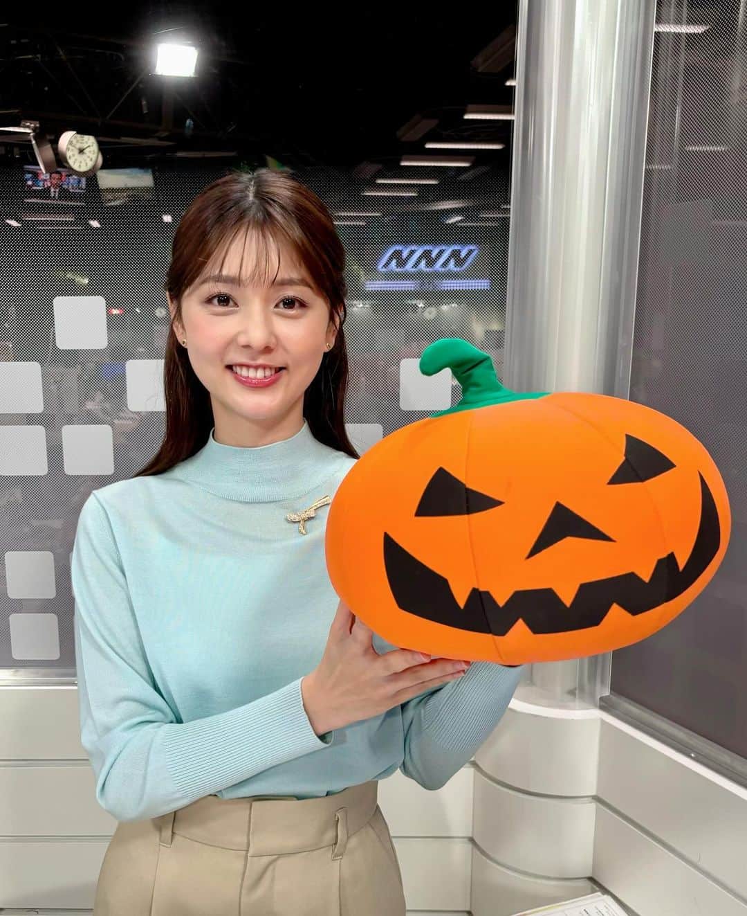 佐藤梨那のインスタグラム：「🎃  もうすぐHalloween🎃✨  昔はジャック・オー・ランタンには カボチャではなくて カブが使われていたとか…🤭  ルイとレオも仮装しました🧡🖤  衣装は…👗 #INDIVI #LOUNIE #grosse  #まんまるルイくん #白ソックスのレオくん  #ねこ　#ハロウィンコスプレ」