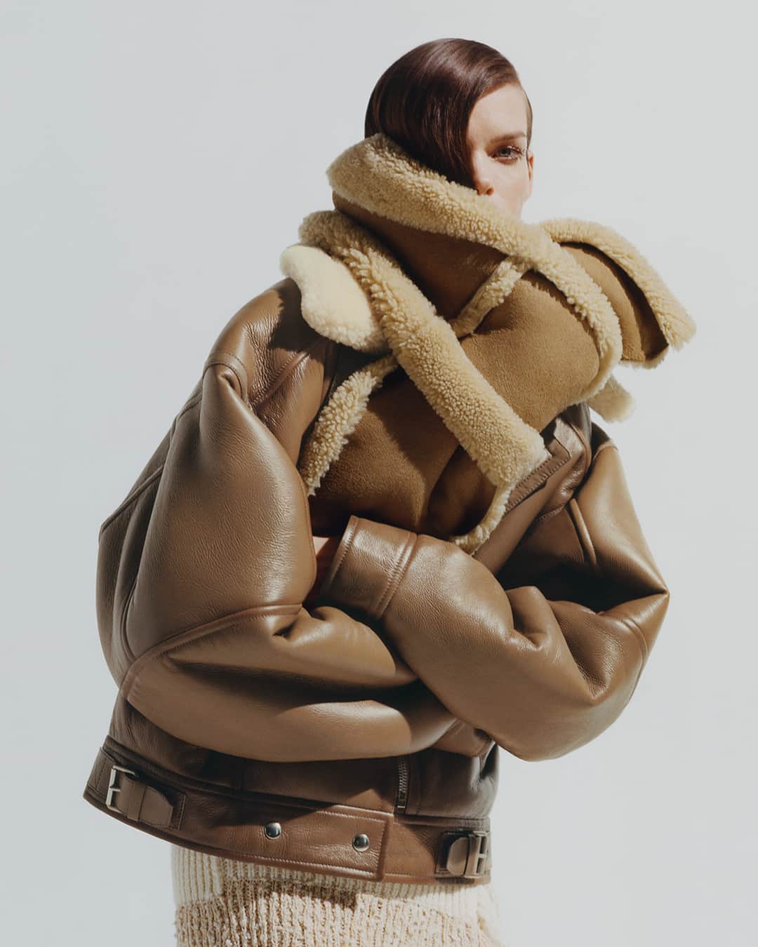 のインスタグラム：「All wrapped up in leather and shearling. New outerwear for the colder season has arrived in store and online. ⁣ ⁣ Photographer: @EstelleHanania⁣ Stylist: @Leopolda.Duchemin⁣ Hair: @TomWrightHair⁣ Make-Up: @Masae__Ito⁣ Set Design: #AliceKirkpatrick (@Alicekpk) ⁣ Casting: @JuliaLangeCasting⁣ Nails: @ElsaDurrens」
