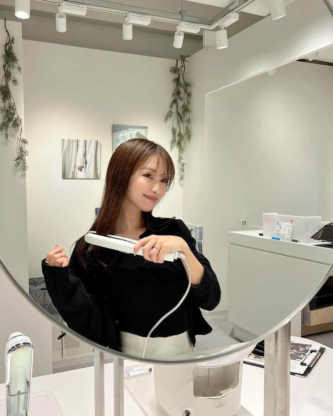木田絵里香のインスタグラム：「. 表参道にあるPanasonic beautyに♡ 最新美容家電を試したり肌や髪の状況をチェックできたりとワクワク空間だった🫧 . 1番感動したのは高浸透ナノイーの最新ドライヤーを頭上から一気に浴びれるブース😳 数十秒なのに髪の毛サラッサラになるのを実感！ヘア分析もナノイーを浴びる前よりつやの点数上がったの🤣 試してみて欲しい🙋🏻‍♀️ . 可愛いフォトブースからチョコレートドリンク専門店もあったよ🥤 2Fにあるラウンジは事前予約制、有料だけど美容アイテムの効果的な使い方のレクチャーやカウンセリングが可能♡ . 最新Panasonic商品を試したい方やお出かけ中にヘアを直したい方、スチーマー浴びたい方 40分無料で予約なしで立ち寄れるのでおすすめ✨ . #パナソニックビューティ表参道 #Panasonic #ヘアケア #美容家電 #美容」