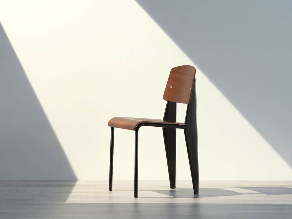 Vitra Japanのインスタグラム：「時を超えて愛され続ける家具とともに   20世紀で最も多彩な功績を残した人物のひとり、ジャン・プルーヴェ。彼がデザインした「スタンダード」からは、ものづくりにおいて構造に重きをおく、一貫した哲学が感じられます。ヴィトラは、2002年よりジャン・プルーヴェの家具デザインすべての復刻、製造と販売権を保持し、プルーヴェファミリーとの密接な協業の下、当時プルーヴェが抱いていた想いを尊重しながら復刻と製造に取り組んでいます。   #prouvestandardchair  #Vitra #VitraJapan #vitrachair #Prouve  #ヴィトラ #ヴィトラジャパン #プルーヴェ #ジャンプルーヴェ #スタンダード #ダイニング #ダイニングキャンペーン #季節を楽しむ #模様替え #暮らしを楽しむ #インテリア #モダンインテリア #インテリアデザイン #インテリアコーディネート #椅子好き #名作椅子 #家づくり」