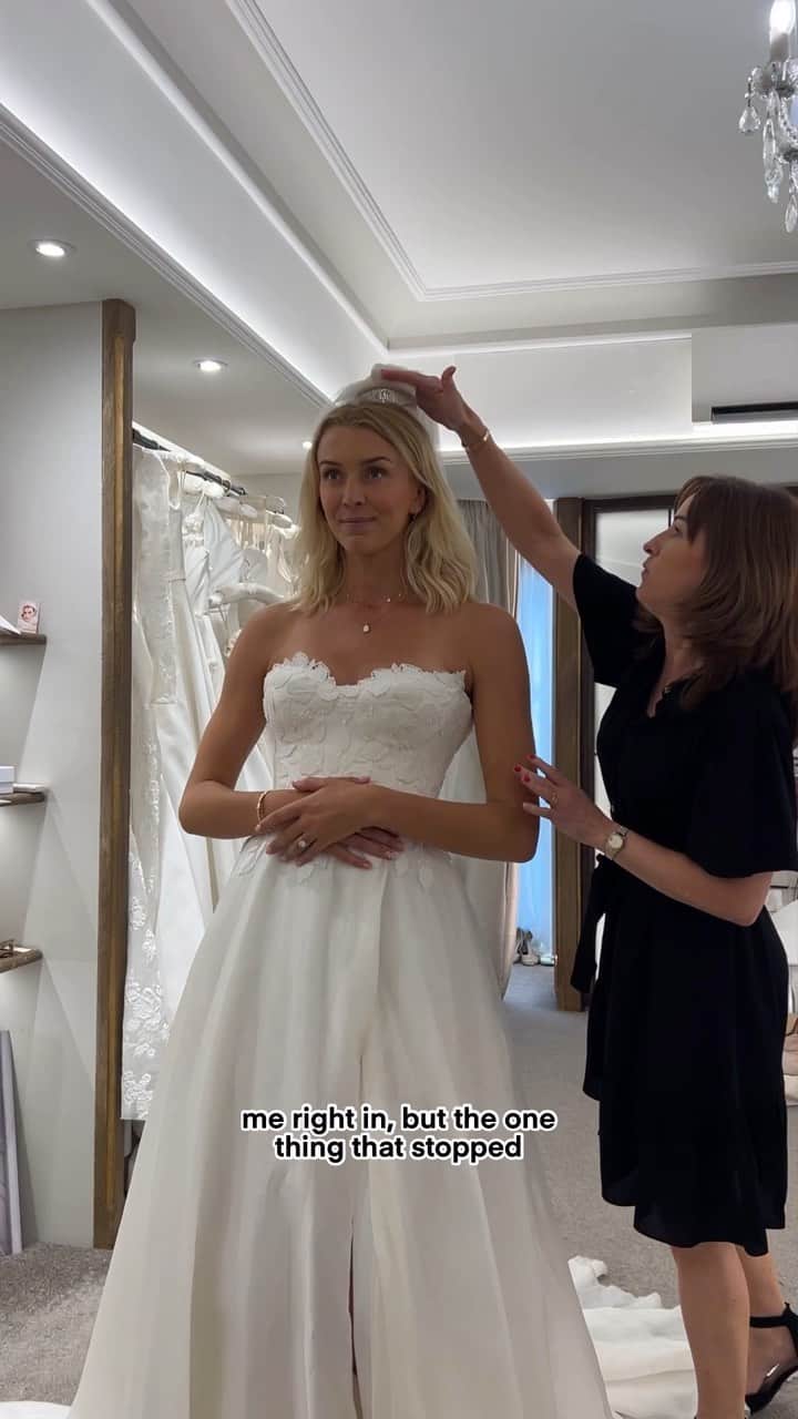Zanna Van Dijkのインスタグラム：「Wedding Dresses I Tried & Didn’t Choose👰‍♀️ Episode 2: @suzanneneville - which one is your favourite? 💃   I have to say, my customer experience in this boutique was probably the best I had in any bridal shop!  ☑️ The team are SO lovely. ☑️ The built in corsets in the dresses make you feel amazing. ☑️ It’s really easy to make customisations or changes to pretty much all the gowns!   The last dress in this video was a top contender 👀♥️ #weddingdress #weddingdresses #weddingdressinspo #weddingdressideas #weddingdressshopping #bridalstyle」