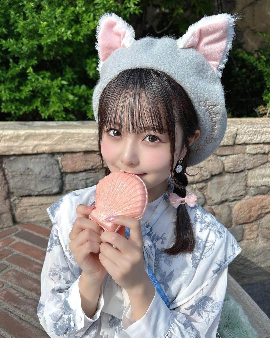 久保田沙矢香のインスタグラム：「❤︎ ディズニーの写真載せてないのたくさんあった🎃！  ハロウィンで可愛かったよ〜🎃♡  #東京ディズニーシー #ディズニーシー #ディズニー #ディズニーカチューシャ #ディズニーコーデ #ディズニー写真 #ディズニーフード #ジェラトーニ #ベレー帽 #ダッフィーフレンズ #ジェラトーニコーデ #ケープコッド #秋コーデ #秋服 #tokyodisneysea #disneysea #ディズニーハロウィン #ハロウィン」