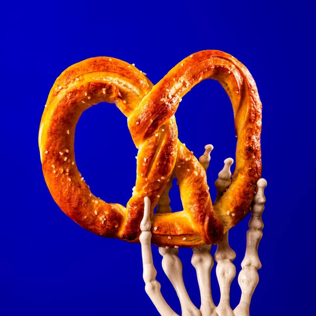 アンティ・アンズのインスタグラム：「Does this pretzel make my hand look scary?​ ☠️」