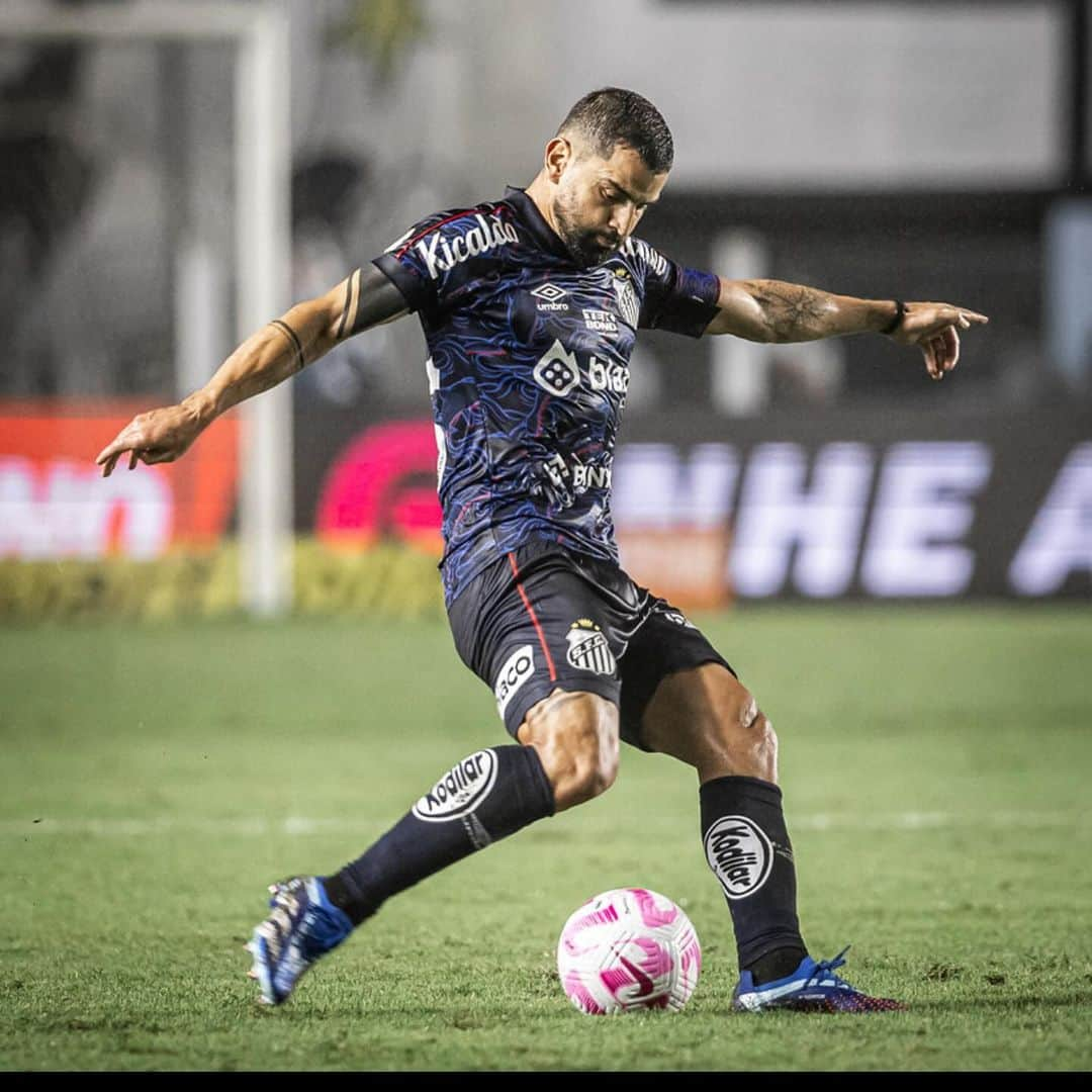 トマス・リンコンさんのインスタグラム写真 - (トマス・リンコンInstagram)「Full-time Santos vs Curitiba 2-1 ⚪️⚫️ +3  Obrigado nação santista pelo incrível apoio ontem na Vila 🏟️ un paso cada vez 💪🏼🙏🏼 Vamoooooos @santosfc」10月27日 23時46分 - tomasrincon8