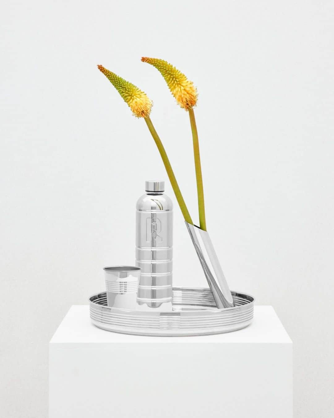 H&Mのインスタグラム：「Brilliant homeware by @juliendossena for #rabanneHM, a first for the designer and @rabanne.  “Our founder, Paco Rabanne, was obsessed with covering everything in metal, and he did some furniture in the 1970s, which was of course metallic, so it felt like an authentic extension for the house.” @juliendossena, @rabanne’s creative director  Rabanne H&M HOME will be available at selected @hmhome stores and online in selected markets 9 November.  Lookbook photographer @roryvanmillingen Stylist @marieameliesauve」