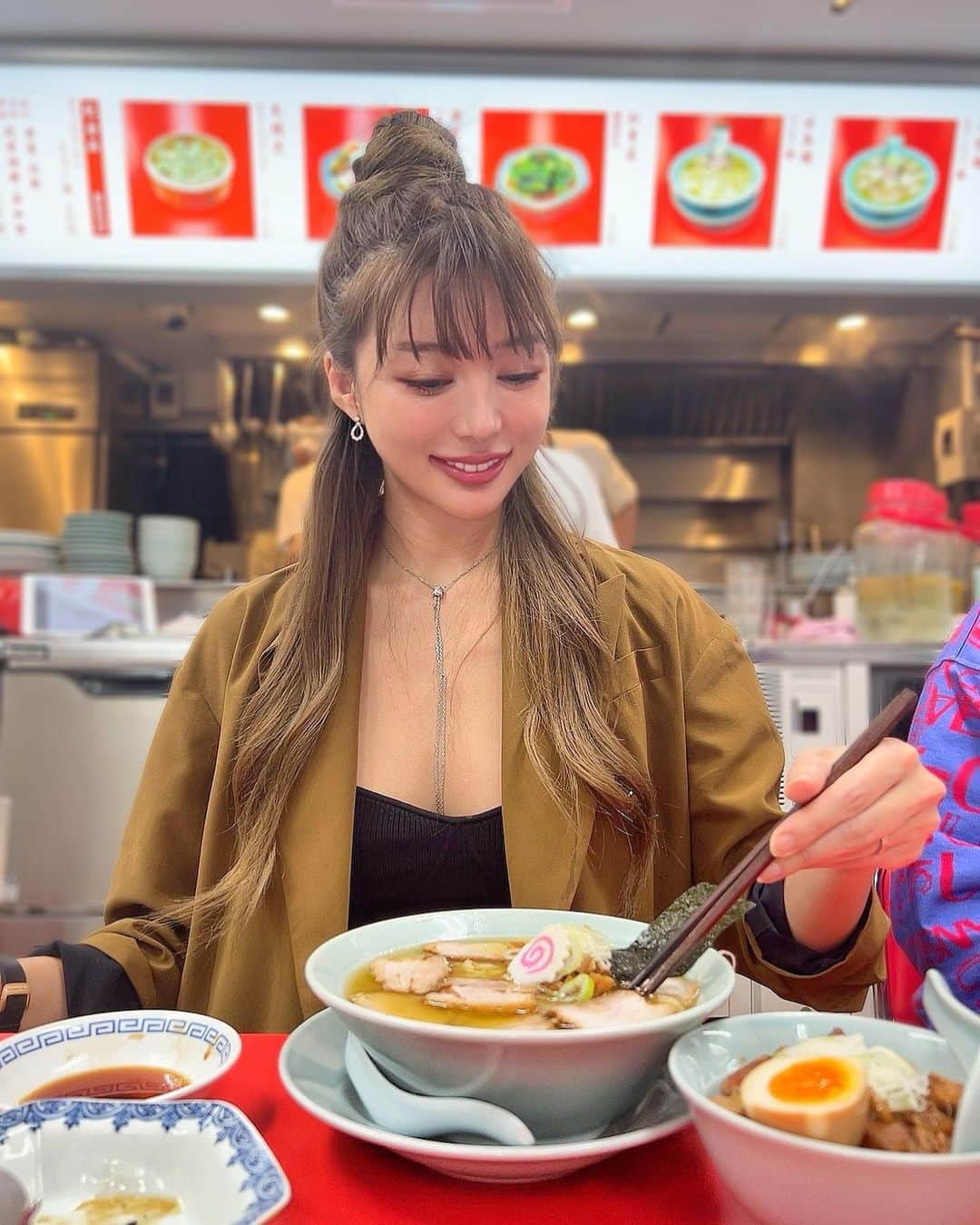 濱野りれのインスタグラム：「【チャーシュー軒】A ramen in Roppongi that just opened in June of this year. It's a hot topic now!  ☑︎ Dried sardine ramen ☑︎ Open from 7pm to 7am Long line but worth of it🔥  昨日の三軒目🍺 【チャーシュー軒】 今年の6月にできたばかりの話題のラーメン屋。 めっちゃ並んだ！ 今まで食べた煮干し系ラーメンの中で1番おいしかった 営業時間、夜7時から朝7時ってすごすぎない？w  #ramen #tokyoramen #ラーメン  #チャーシュー軒 #煮干し系ラーメン #六本木ラーメン #西麻布ラーメン」