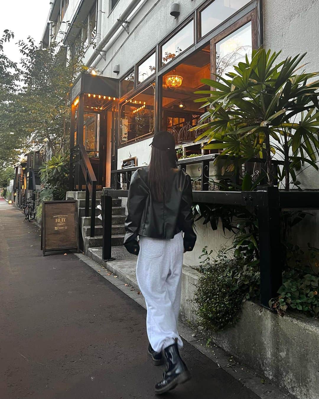 雨宮凜々子のインスタグラム：「お散歩日和だったので、久しぶりに友達と中目でまったり☕️ 料理も最高に美味しかったです🍳  今日のコーデは @momentplus.official さんから頂いたスウェット ゆったりしてるので現場にもプライベートにもってこいな1着です♡  #中目黒カフェ #中目黒ランチ #ootd #fashion #カジュアルコーデ #韓スト #오오티디」