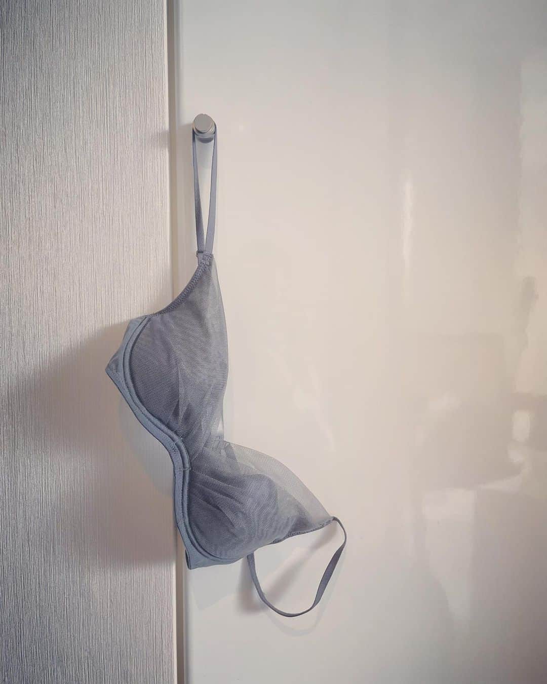 のインスタグラム：「お洋服も秋冬に変わり、下着のアタリ具合も そこまで気にすることなく楽しめるシーズンに突入。 秋服、1番に選んだのは… 繊細なチュールが重なったこちら♡ チュールの華奢さとグレーのカラーリングはエレガントさもありつつ、 とてもモダンな印象。 ブラに使われているワイヤーは、もはや春夏の私の定番にもなっているモールドカップに使われているのと同じなので、程よいホールド感がありつつ、優しい着け心地なのは確認済み。 下着は見えないけれど、その人の印象に直結すると聞いたことがあるので(笑)お洋服以上に実は大事な存在だと思ってて。 秋服もファッション同様、見えないオシャレで自分の機嫌を取ろうと思う♡  #PR #wacoal #yue #Yue_JAPAN #Yuelingerie」