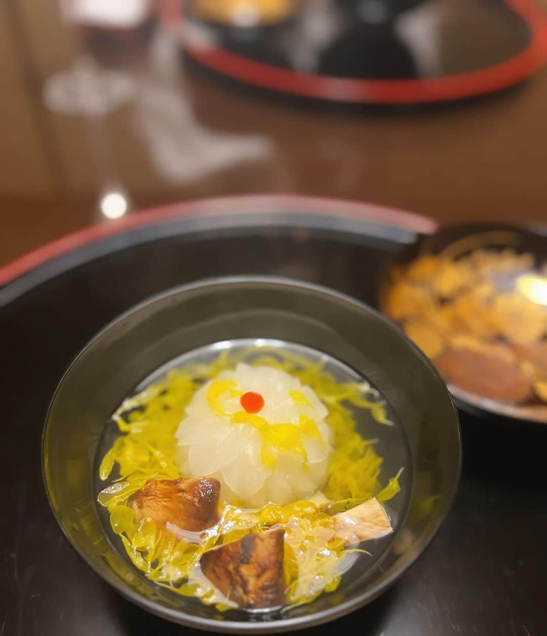 神崎恵さんのインスタグラム写真 - (神崎恵Instagram)「・ 京都の夜。 食事は「萬亀楼」へ。 久しぶりにゆっくりと食事の時間を味わいました。 お料理も器もとても美しく美味しかった🍂🍁 行きたかったFASにも寄ることができました。  @wont_podcast の投稿で質問をいただいていたこのワンピースは #ludlow です。」10月27日 18時19分 - megumi_kanzaki