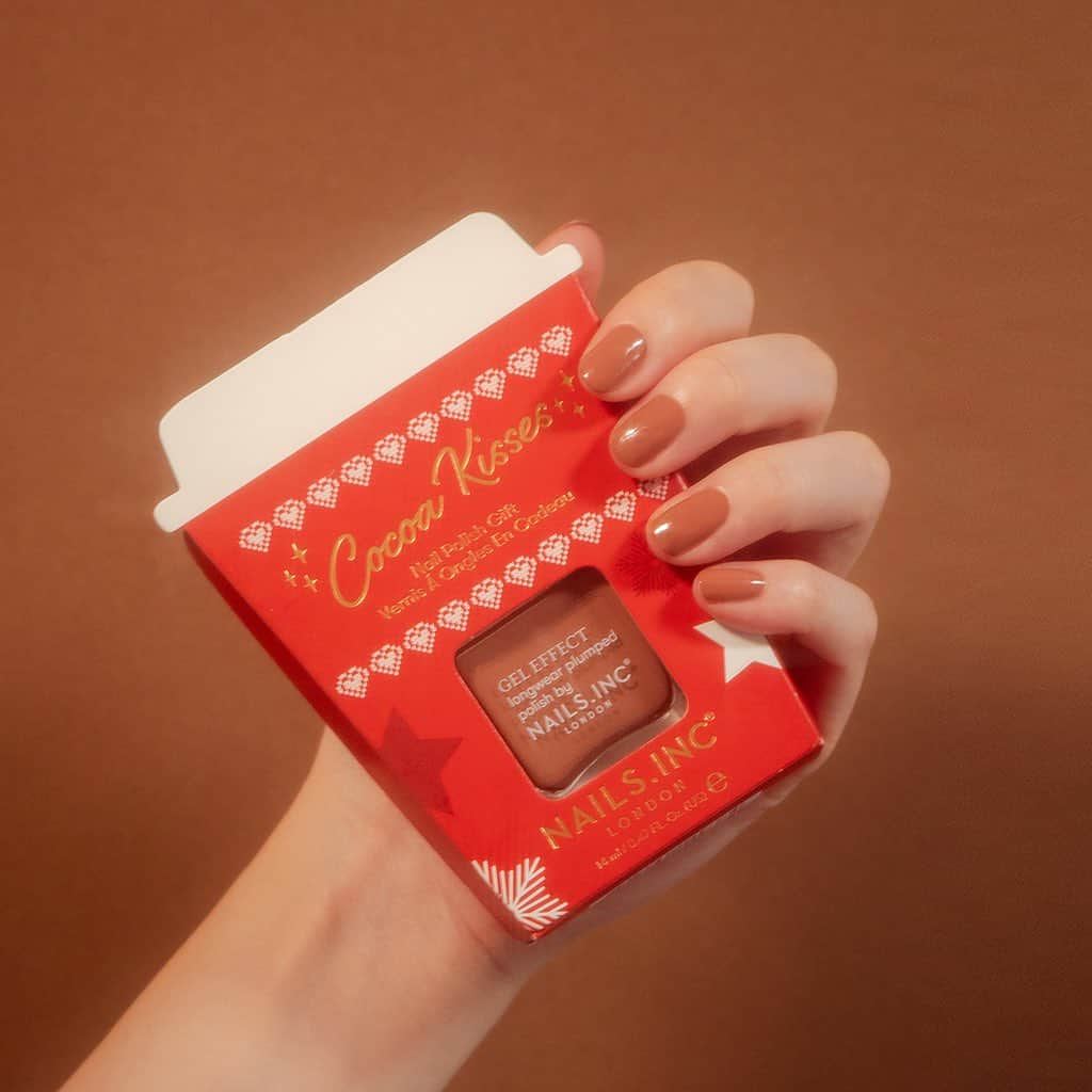 NAILS INCさんのインスタグラム写真 - (NAILS INCInstagram)「HOLIDAY 2023🍫  ほっと気持ちを満たしてくれる、寒い冬に飲む温かく甘いココアをテーマに。  ほんのりクリーミーでまろやかな甘くほろ苦い色めきで、指先をコージーに彩るココアブラウン。  オーナメントとしても飾れるカップデザインに包まれたホリデーネイルカラーは大切な方への贈り物にも。  一塗りで見たままの鮮やかな発色、まるでジェルネイルのような高い艶めきを誇るジェルエフェクト処方。  保湿効果の高いスーパーフード・ケールを配合し、カラーリングを楽しみながら健やかな爪へと導きます。  ◾︎ココアキッシーズ コージー ウィズ ココア 14ml　3,080 円（税込） ※数量限定 / 無くなり次第販売終了。  〈 2023年11月1日(水)発売 〉 オンラインショップ(10:00～)、直営店舗 発売開始  #nailsinc #ネイルズインク #nailsincholiday2023 #cocoakisses  #ホリデーコレクション  #ココアキッシーズ」10月27日 18時20分 - nailsinc.jp