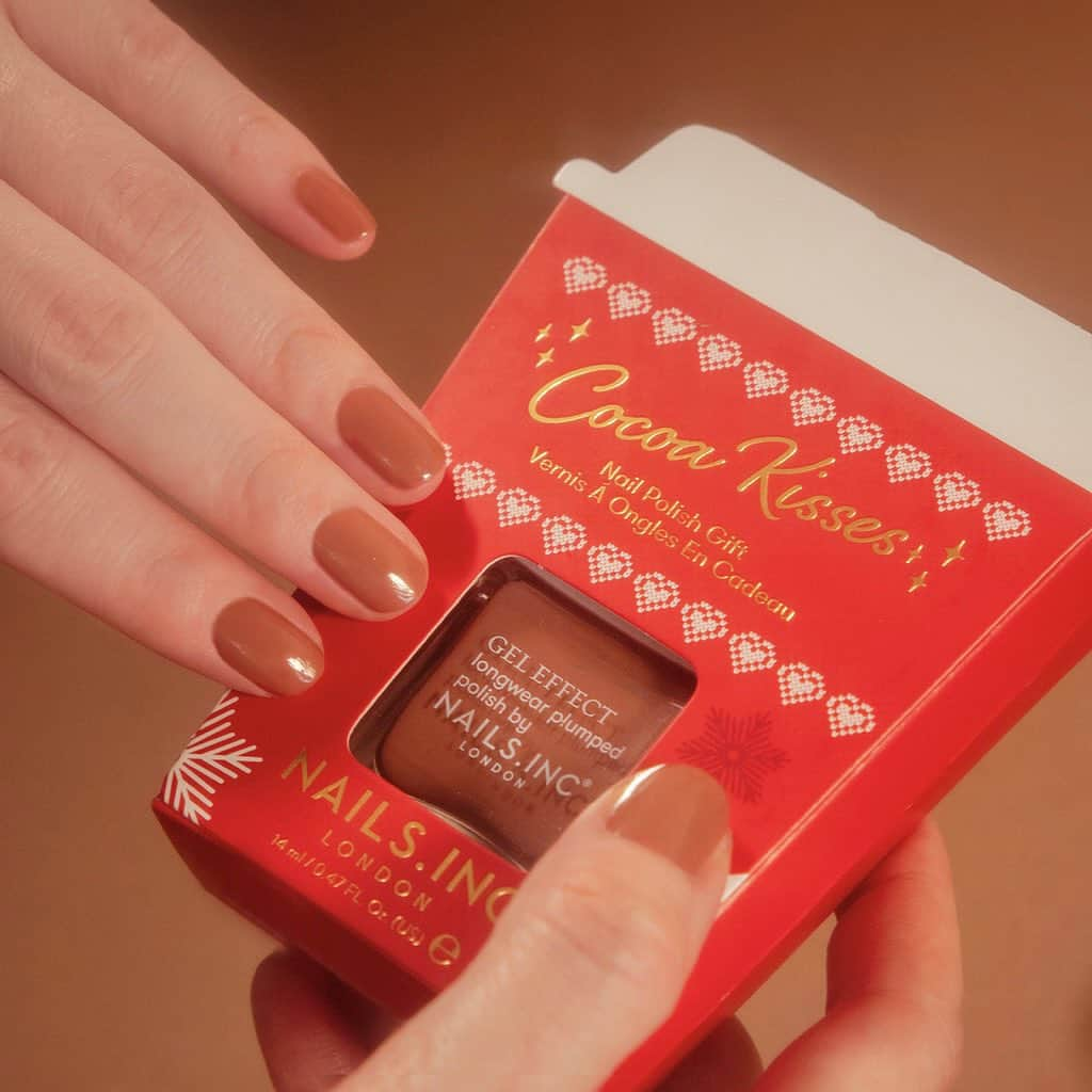 NAILS INCさんのインスタグラム写真 - (NAILS INCInstagram)「HOLIDAY 2023🍫  ほっと気持ちを満たしてくれる、寒い冬に飲む温かく甘いココアをテーマに。  ほんのりクリーミーでまろやかな甘くほろ苦い色めきで、指先をコージーに彩るココアブラウン。  オーナメントとしても飾れるカップデザインに包まれたホリデーネイルカラーは大切な方への贈り物にも。  一塗りで見たままの鮮やかな発色、まるでジェルネイルのような高い艶めきを誇るジェルエフェクト処方。  保湿効果の高いスーパーフード・ケールを配合し、カラーリングを楽しみながら健やかな爪へと導きます。  ◾︎ココアキッシーズ コージー ウィズ ココア 14ml　3,080 円（税込） ※数量限定 / 無くなり次第販売終了。  〈 2023年11月1日(水)発売 〉 オンラインショップ(10:00～)、直営店舗 発売開始  #nailsinc #ネイルズインク #nailsincholiday2023 #cocoakisses  #ホリデーコレクション  #ココアキッシーズ」10月27日 18時20分 - nailsinc.jp