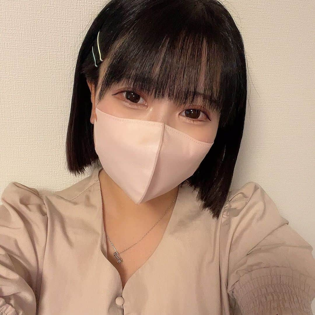 井上あみなのインスタグラム：「MASCLUB 3D立体 バイカラー マスク💗  安心の3層構造🙆‍♀️ 使い心地が良いだけでなく、しっかりと安心して使える3層レイヤー構造だよ😊  正面・横顔ともに美しく見える独自の3D 構造♥️  内側の不織布には優しい肌触りの柔らか素材を使用していて着け心地も抜群😍 耳が痛くなりにくい柔らか平ゴムを使用しているから長時間の着用でも安心😌  しっかり顔にフィットするのに呼吸がしやすい3D立体形状でメイク落ちもしにくく👌´-  独自の設計でスマート輪郭になれるよ🥰 日本人女性のため開発された優れもの😷  なによりデザインも可愛い😍  なりたい顔を叶えてくれるマスクだよ😊  今までで使ったマスクで1番小顔に見えた💗 オススメです🙆‍♀️  PR @kazu.6715 #カラーマスク #不織布マスク #立体型マスク #バイカラーマスク #オシャレマスク」