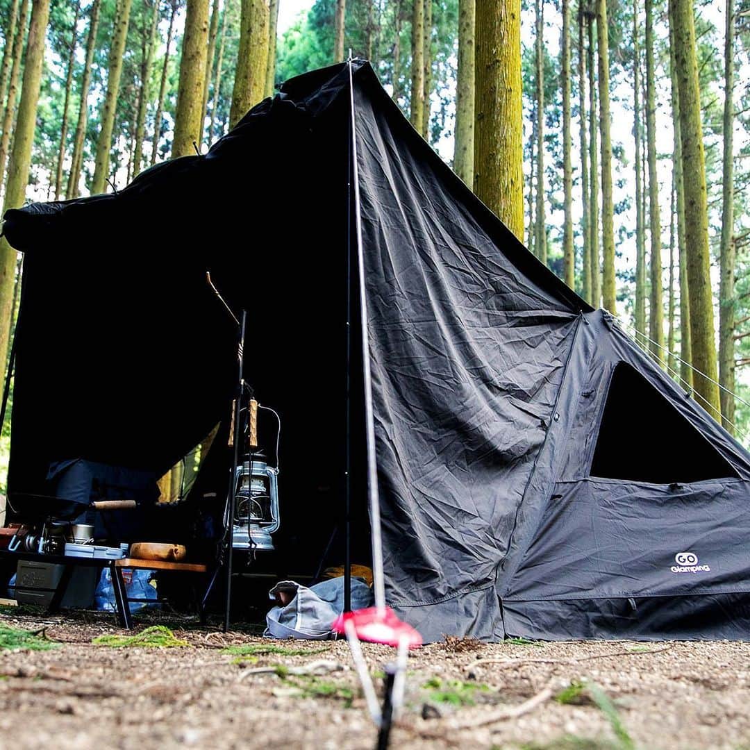 キャンプ情報サイト［ランタン］のインスタグラム：「CAMP SMILE STYLE ／ ソロキャンプは林間サイトに張った 黒い秘密基地でひっそり過ごす ＼ いろんなキャンパーのキャンプスタイルを現地取材と一般キャンパーからの投稿で数多く掲載してます。 . . 詳しくは @lantern.camp webサイトをご覧ください . . #camp #camping #camplife #outdoor #travel #trip #lantern_smile #キャンプ #キャンプ用品 #アウトドア #テント #自然 #旅行 #キャンプ初心者 #キャンプ好きな人と繋がりたい #アウトドア好きな人と繋がりたい #camper #外遊び #キャンプスタイル #かぶとの森テラス #ソロキャンプ #ソロキャン #GOGlamping #ゴーグランピング #FEUERHAND #フュアハンド」