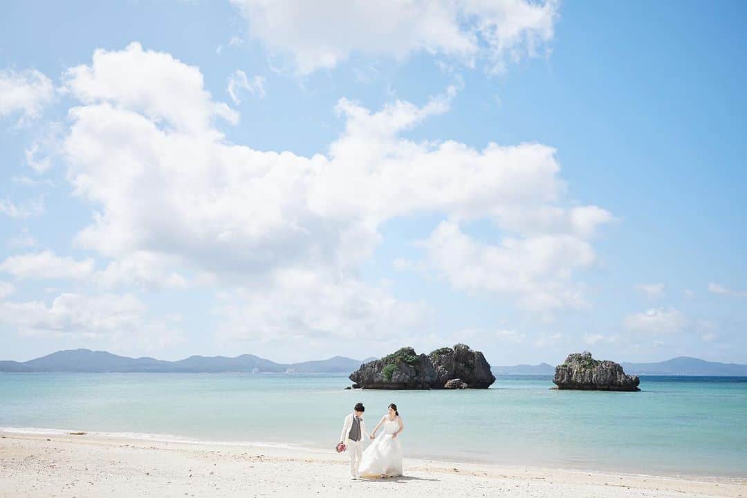 クチュールナオコウエディングのインスタグラム：「. お客様Wedding Photo𓂃 𓈒𓏸  アイネス ヴィラノッツェ 沖縄で挙式をされた 素敵なカップル様のお写真をご紹介します🕊  挙式後はおふたりやご家族とごゆっくり撮影を楽しめるアイネス沖縄のプライベート感あふれるビーチ🏝  沖縄のリゾートらしい青い海、白い砂浜を目の前に おふたりの輝かしい未来を祝福します✨  @einesvilladinozzeokinawa   会場詳細・資料請求・来店予約・オンライン予約は、@couturenaoco_resortwedding プロフィールのHP🔗から ⁡ ⁡ ＝＝ COUTURE NAOCO SALON ＝＝ ⁡ 銀座本店・札幌店・仙台店・名古屋店  京都店・心斎橋店・神戸店・福岡店  ◇全国対応オンライン相談も受付◇ ⁡ ＝＝＝＝＝＝＝＝＝＝＝＝＝＝＝＝＝ ⁡ ⁡ @couturenaoco_resortwedding をフォロー＆ #クチュールナオコウェディング をつけて投稿してくださいね。 このアカウントでリグラムさせて頂きます。 ⁡ ⁡ #couturenaoco #クチュールナオコ #couturenaocowedding #クチュールナオコウェディング #naocoweddingstory #ナオコウェディングストーリー ⁡ #沖縄ウェディング #アイネスヴィラノッツェ沖縄 #五感の教会 #海の見える結婚式 #ガラス張りチャペル #リゾートウェディング #リゾートステイ #リゾート挙式  #沖縄結婚式  #リゾ婚沖縄  #結婚式準備  #2024婚 #プレ花嫁  #プレ花嫁さんと繋がりたい  #okinawa #okinawawedding  #okinawaweddingphoto  #okinawatrip #japanwedding  #resortwedding #weddingtrip」