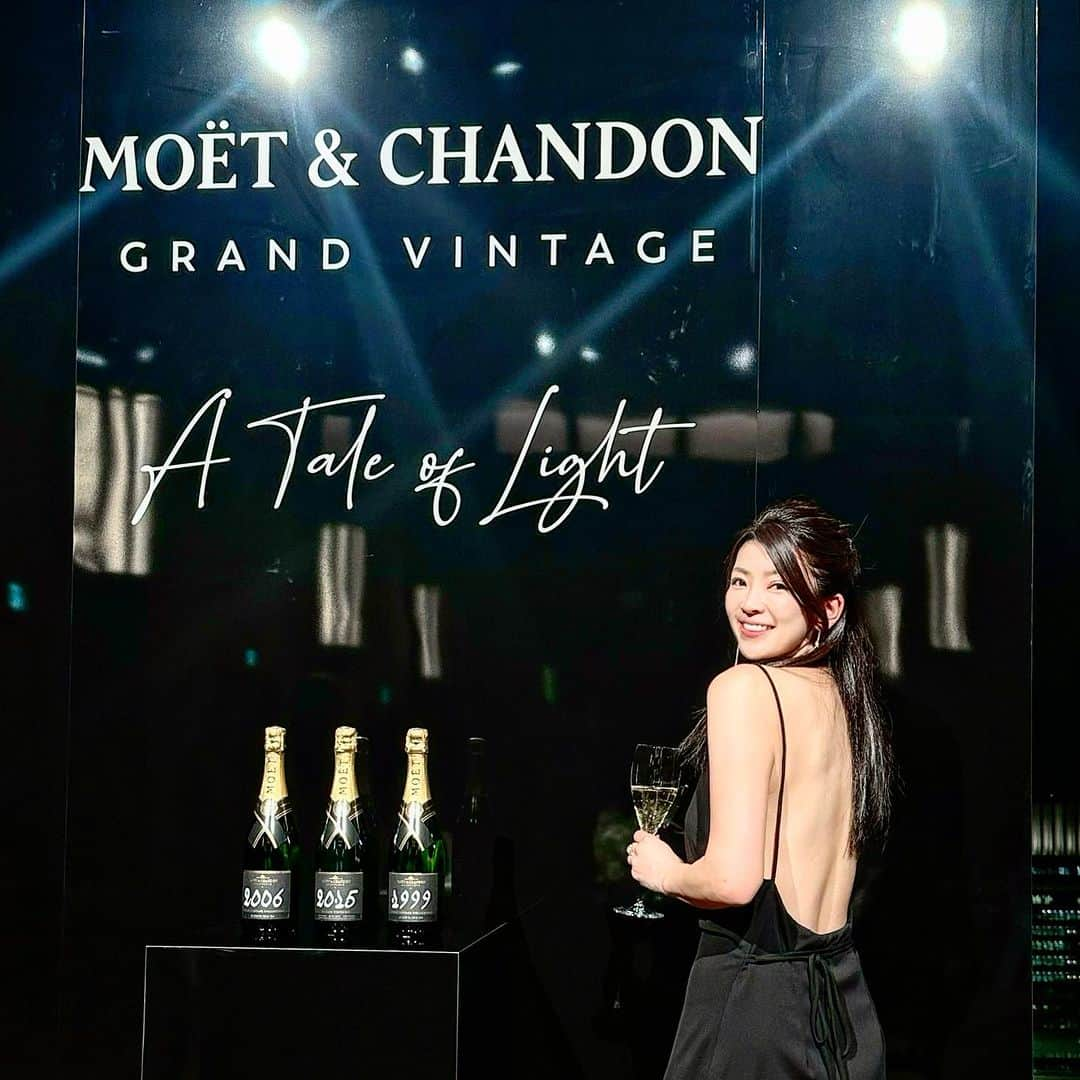 三浦マキさんのインスタグラム写真 - (三浦マキInstagram)「Beautiful Champagne Party Night🥂 hosted by @moetchandon   シャンパンってなぜこんなにも心が華やぐのだろう。 “光の物語”という名の通り、 シャンパンのある所にはストーリーがあり 華やかな光が降り注いでいる💫  Share the magic of champagne time.. 今回特別に来日された、 モエ・エ・シャンドン醸造最高責任者のブノワ・ゴエス氏やインターナショナルディレクターのルノー氏。  お誘いくださった尊敬してやまない @mikaamata さん🧡 そして素晴らしいゲストの方々と一緒に素敵な時間を過ごせました🍾  お祝いの時、背筋を伸ばしたい時 ちょっと心を弾ませたい時 やっぱりそこにはシャンパンがあると思う💛 . . #MoetChandon　 #モエエシャンドン　 #ToastWithMoet #DrinkResponsibly #Hostedby @moetchandon」10月27日 18時27分 - makimiura__la