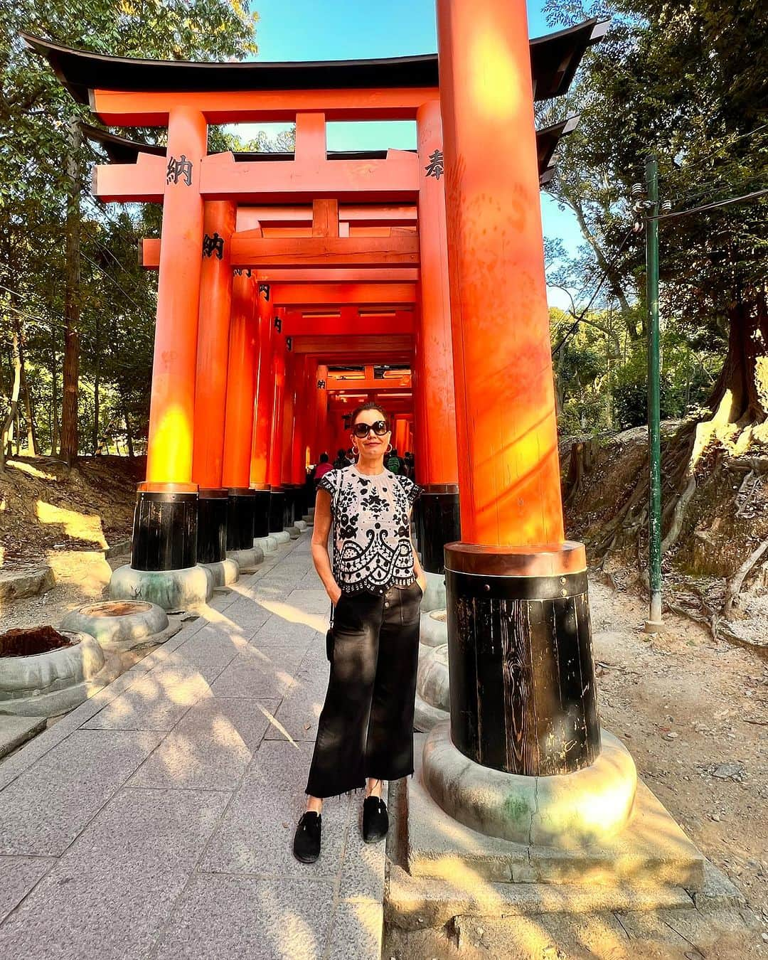 ベラミー・ヤングさんのインスタグラム写真 - (ベラミー・ヤングInstagram)「Oh, #Kyoto ! W🤩W, are you WONDERFUL! So happy to get to meet you!! #NijoCastle #HeianJingu #ChaoChaoDumplings (delicious #vegan dumplings, y'all🎉 & plenty of meaty ones too for P😄) #FushimiInari #SenbonTorii #LeClubJazz 🤓🎶🎉 & so many new friends made around town. Kyoto, you are crazy cool. Thank you for our time together. See you again very soon I hope! 💗 Hope too that everyone is having a great day! Sending each of you much love from #Japan!! 🇯🇵🥰❤️🎉」10月27日 18時28分 - bellamyyoung