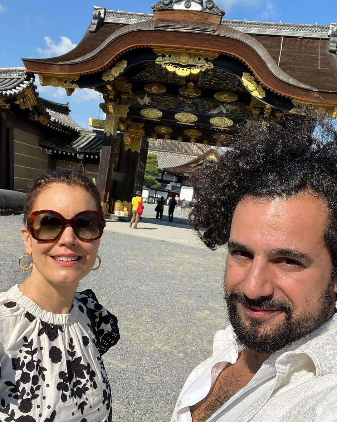 ベラミー・ヤングさんのインスタグラム写真 - (ベラミー・ヤングInstagram)「Oh, #Kyoto ! W🤩W, are you WONDERFUL! So happy to get to meet you!! #NijoCastle #HeianJingu #ChaoChaoDumplings (delicious #vegan dumplings, y'all🎉 & plenty of meaty ones too for P😄) #FushimiInari #SenbonTorii #LeClubJazz 🤓🎶🎉 & so many new friends made around town. Kyoto, you are crazy cool. Thank you for our time together. See you again very soon I hope! 💗 Hope too that everyone is having a great day! Sending each of you much love from #Japan!! 🇯🇵🥰❤️🎉」10月27日 18時28分 - bellamyyoung