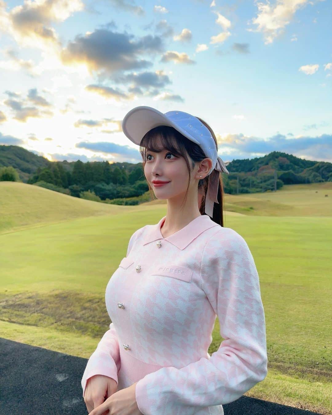 MAYUさんのインスタグラム写真 - (MAYUInstagram)「. 見て〜😆💖 このバイザー、きらきらでとってもかわいいの〜🤍💖 . バイザーもウェアも @minuere_golf だよん🤍 . 空がとっても綺麗だった日🏞️✨ . . #ゴルフ女子#ゴルフ#ゴルフウェア#ゴルフ場#golf#golfwear#golflife#golfaddict#golfclub#golfstagram#golfcourse#golfday#minuére#japan#japanesegirl」10月27日 18時30分 - mayu.kina_golf