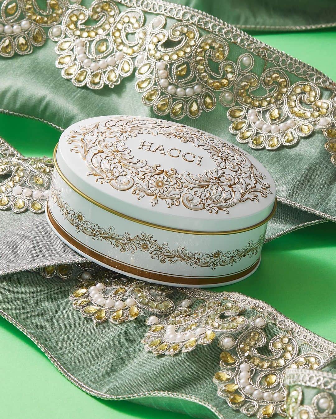 HACCI officialのインスタグラム：「毎年大好評のチョコレートコレクション❣️ 『ノワゼットショコラ』『アマンドショコラ』通常版にプラスして待望の新フレーバー宇治抹茶とラズベリーが登場！  ローストしたヘーゼルナッツをはちみつとホワイトチョコレートでコーティング。仕上げに宇治抹茶とアイシングシュガーをまぶした「ノワゼットショコラ」  キャンディコートされたほろ苦いアーモンドをはちみつとホワイトチョコレートでさらにコーティング。ラズベリーパウダーをまぶして仕上げた「アマンドショコラ」  エレガントなジュエリーBOX 缶に入ったショコラ達は プレゼントにぴったり❤️  #hacci #ハッチ #chocolategift #chocolate #ナッツチョコレート#チョコレート #ギフト」