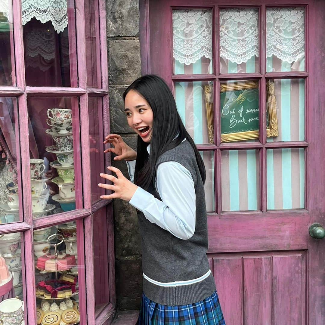 宮城弥生のインスタグラム：「今日も一日お疲れ様です！ USJ Part 4 です！  ハリポタエリアのピンク🎀のところで撮りましたっ 近くで見たことがなかったので知らなかったんですけど、このティーカップに注がれているお茶、ほんとに出てる！ってこの日知りました！友達が気づいてみんなでホントだっ！すごっ！ってなってました😳  新しい発見でした👀 皆さんは気づいてましたか〜？  何枚目が好きですか〜？  そして明日からの日本シリーズ楽しみです！ 応援頑張りましょ〜💪」