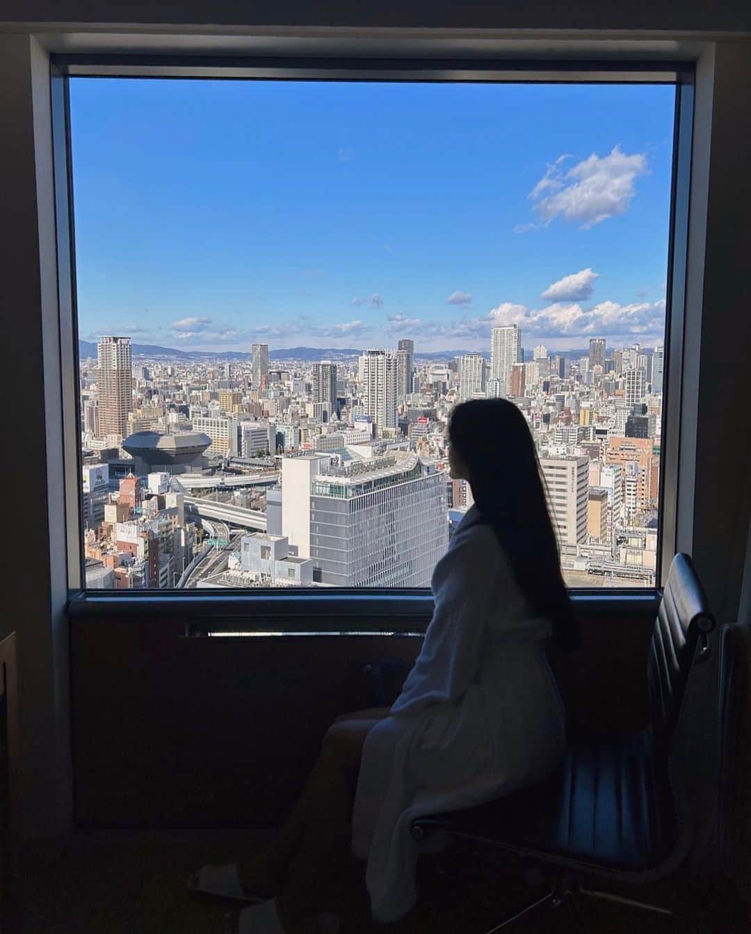 スイスホテル南海大阪さんのインスタグラム写真 - (スイスホテル南海大阪Instagram)「#フライデーファンフィーチャー：　エネルギッシュななんばを、空から眺めるとまた違った景色が見えるかも。   Photo Credit: yeoun_vely 素敵な客室からのお写真の投稿、ありがとうございます。スイスホテル南海大阪での写真をお持ちの方は是非 #スイスホテル南海大阪 #LiveItWellOsaka #洗練された時 のハッシュタグと共にご投稿ください。 #ホテルステイ #大阪ホテル #なんばホテル  #FridayFanFeature: Discovering dynamic Namba from the top.   Thank you yeoun_vely for sharing a snap of your stay! Have any photos of the Swissôtel Nankai Osaka? Tag us #SwissotelOsaka #LiveItWellOsaka for a chance to be featured! #Swissotel」10月27日 18時44分 - swissotelnankaiosaka_official